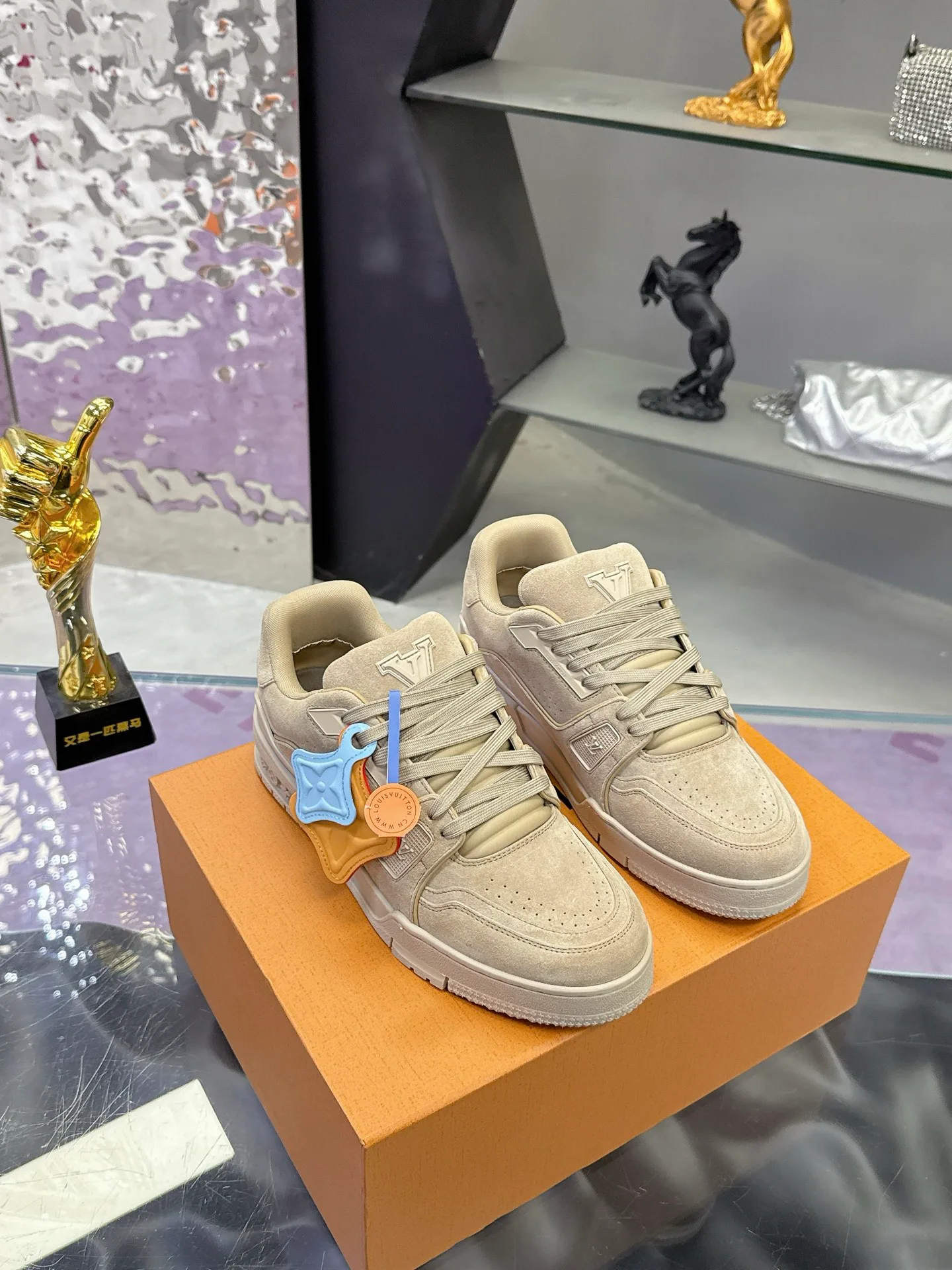 Кроссовки Женские Louis Vuitton 17530414