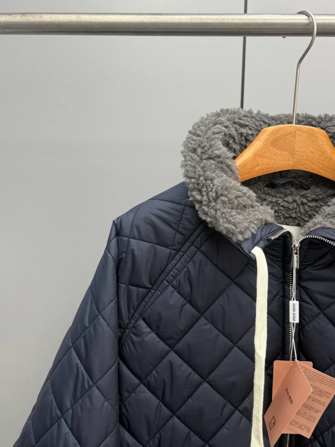 Куртки И Пуховики Женские Miu Miu 18347423