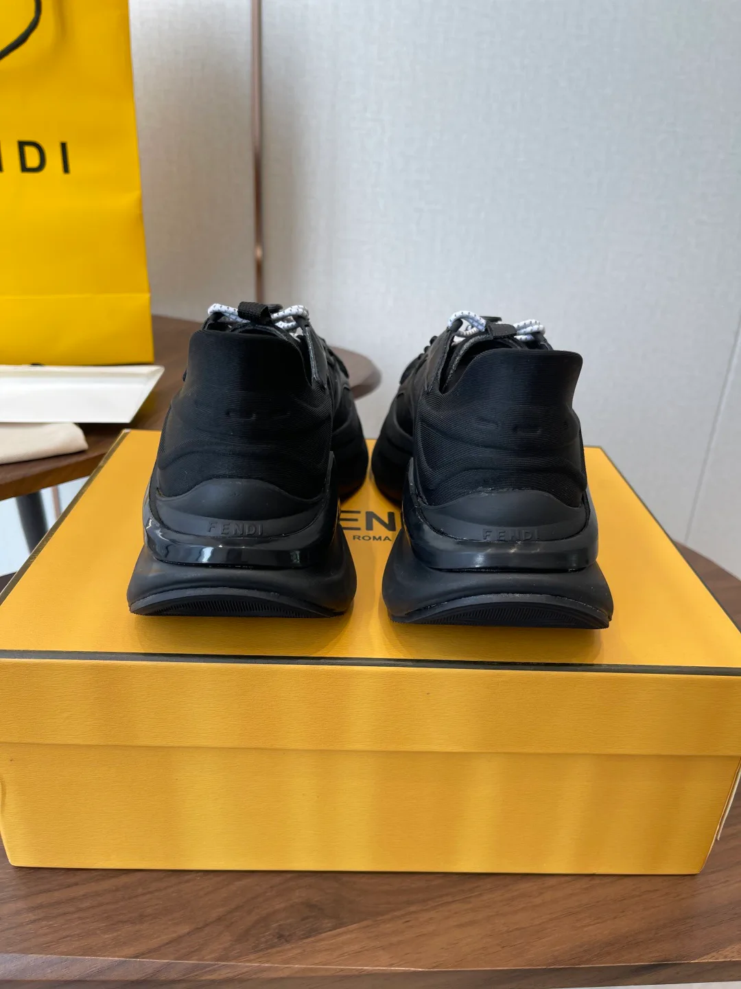 Кроссовки Женские Fendi 11428090