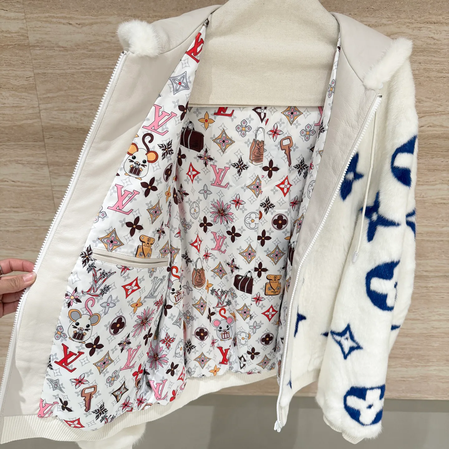 Куртки И Пуховики Женские Louis Vuitton 1061370