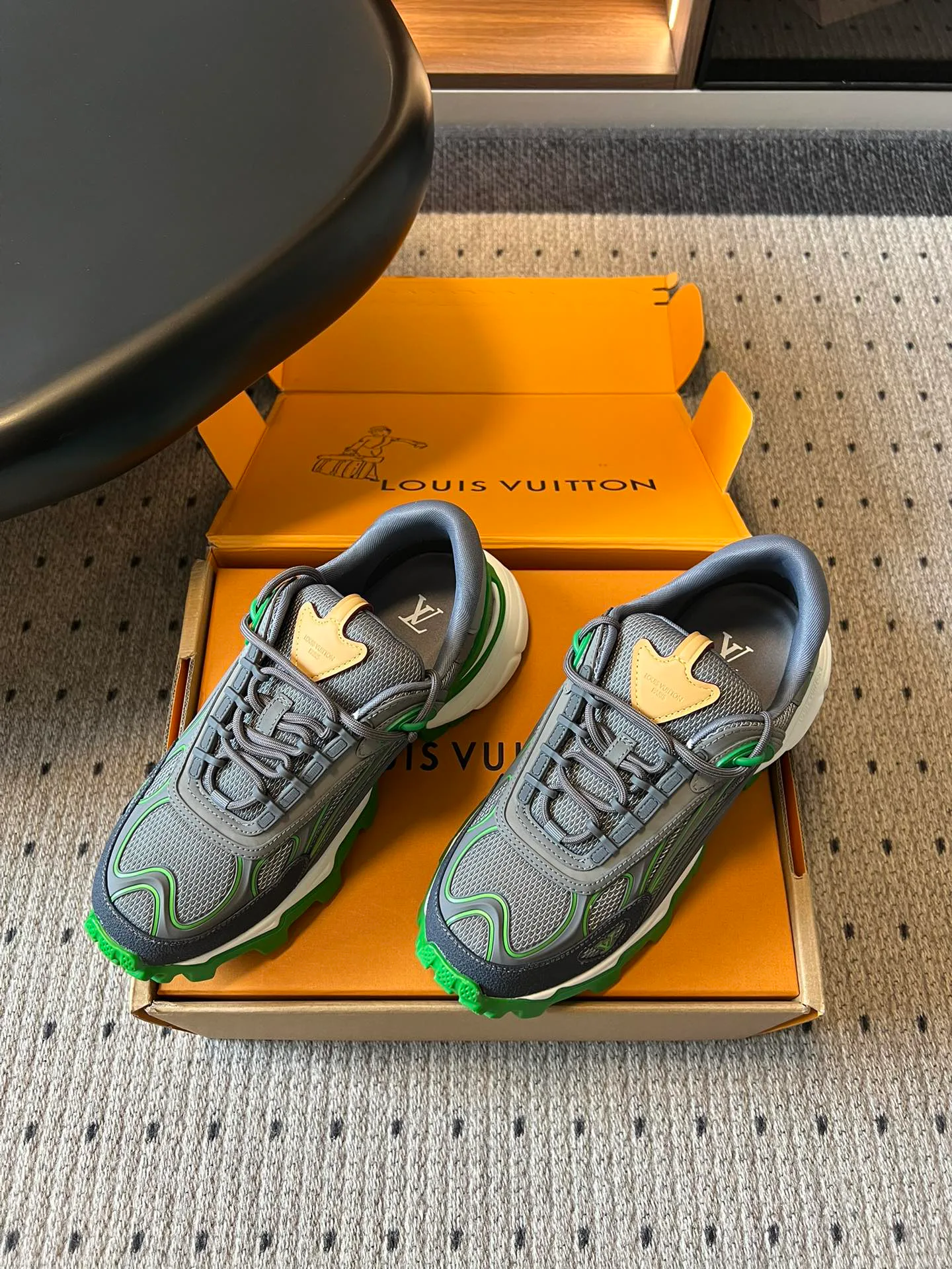 Кроссовки Женские Louis Vuitton 13368294