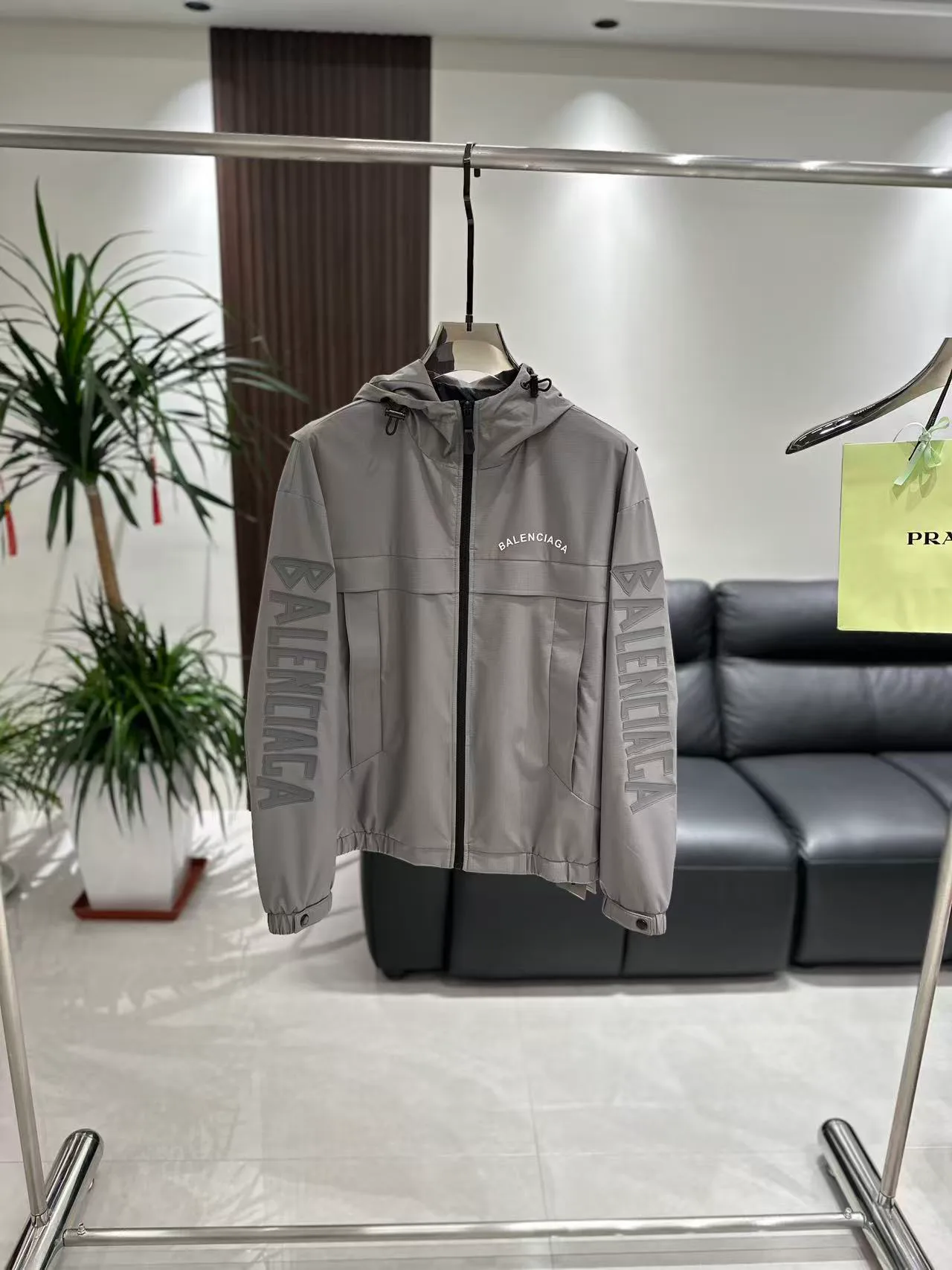 Куртки И Пуховики Женские Balenciaga 17944124