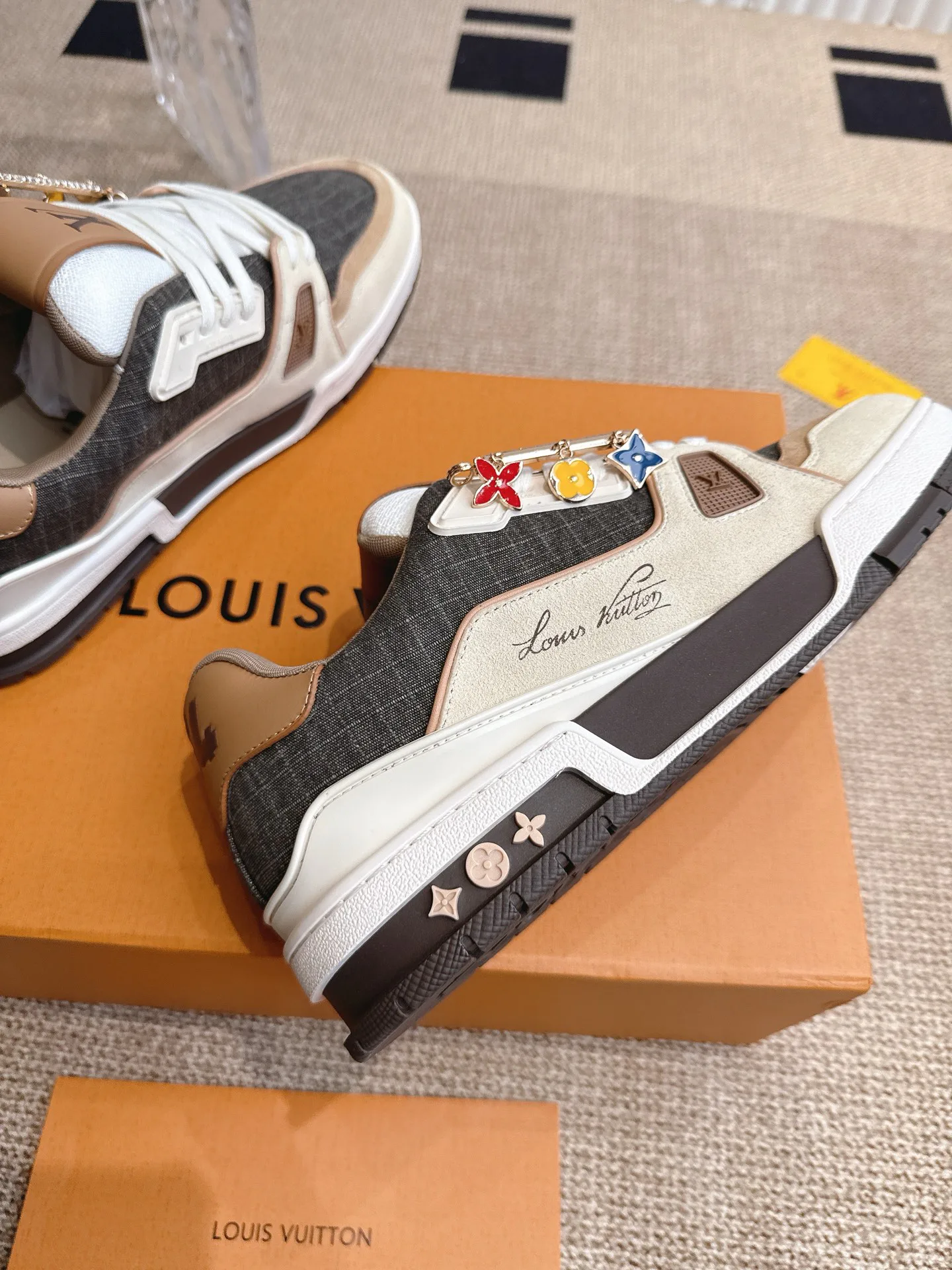 Кроссовки Женские Louis Vuitton 18324760
