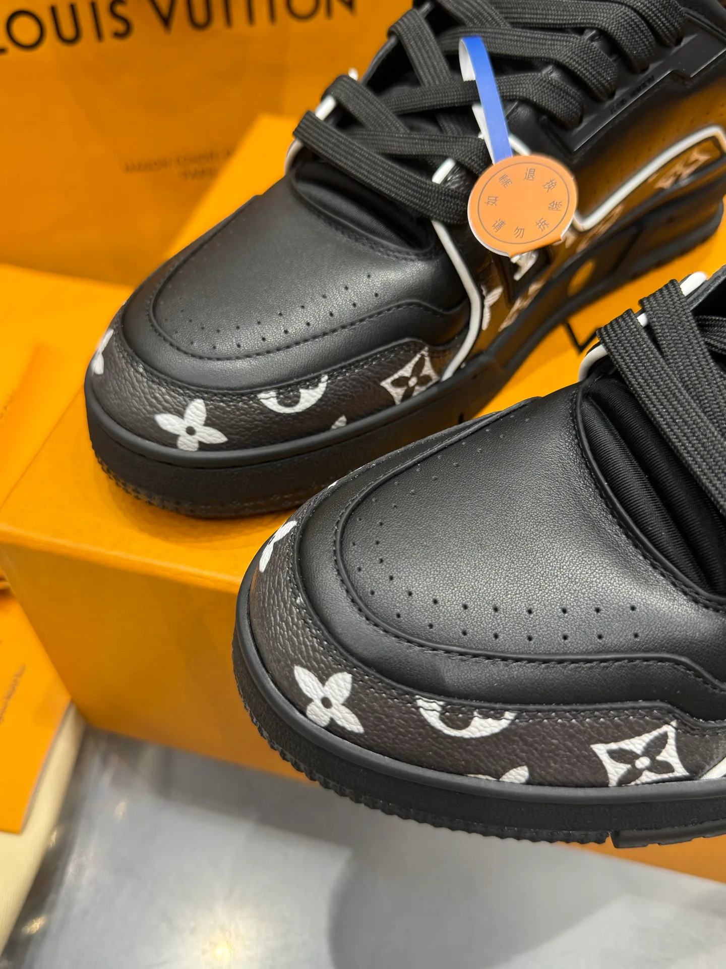 Кроссовки Женские Louis Vuitton 19073337