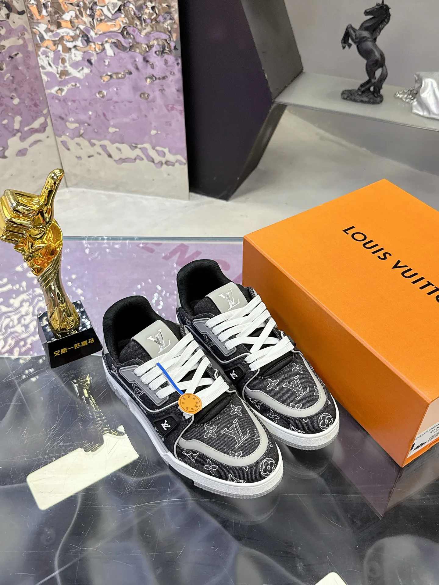 Кроссовки Женские Louis Vuitton 17930921