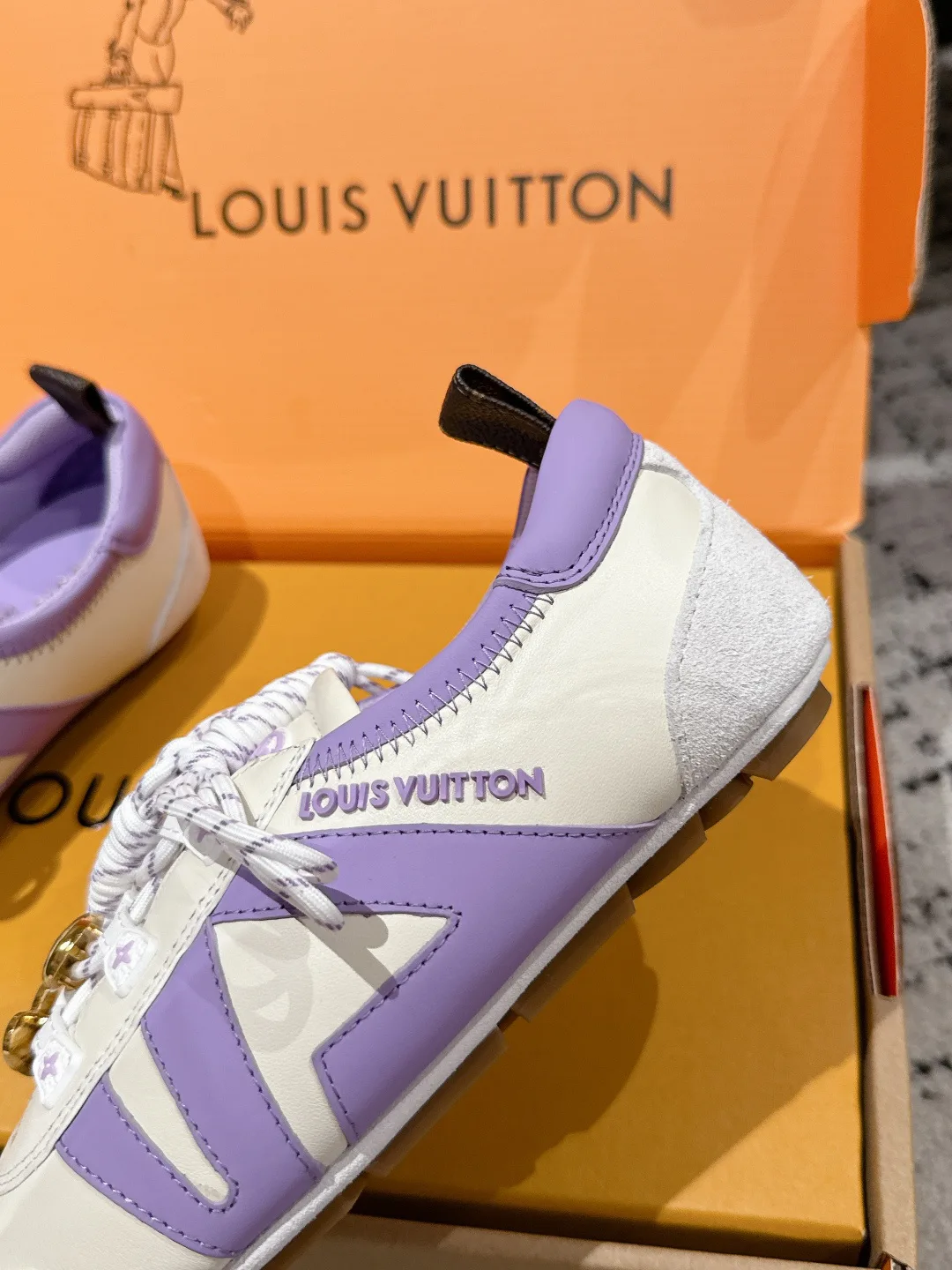 Кроссовки Женские Louis Vuitton 18409719