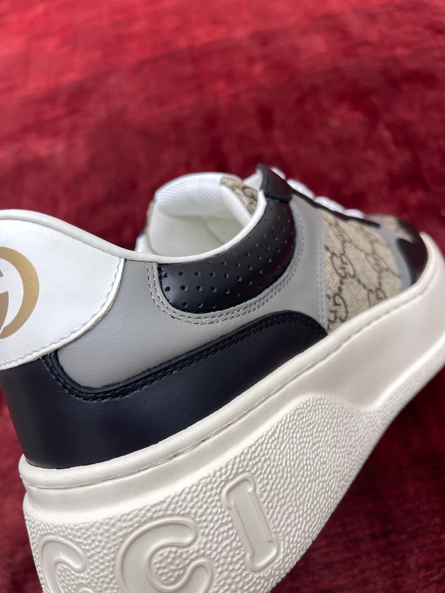 Кроссовки Мужские Gucci 18995303