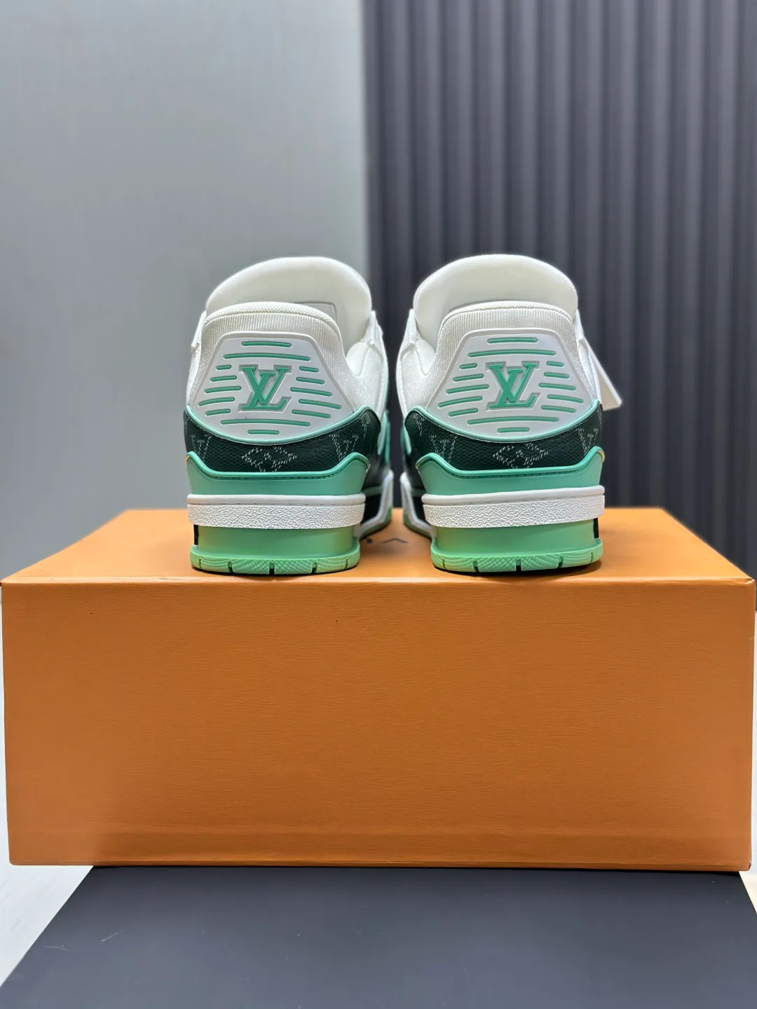 Кроссовки Женские Louis Vuitton 10646382