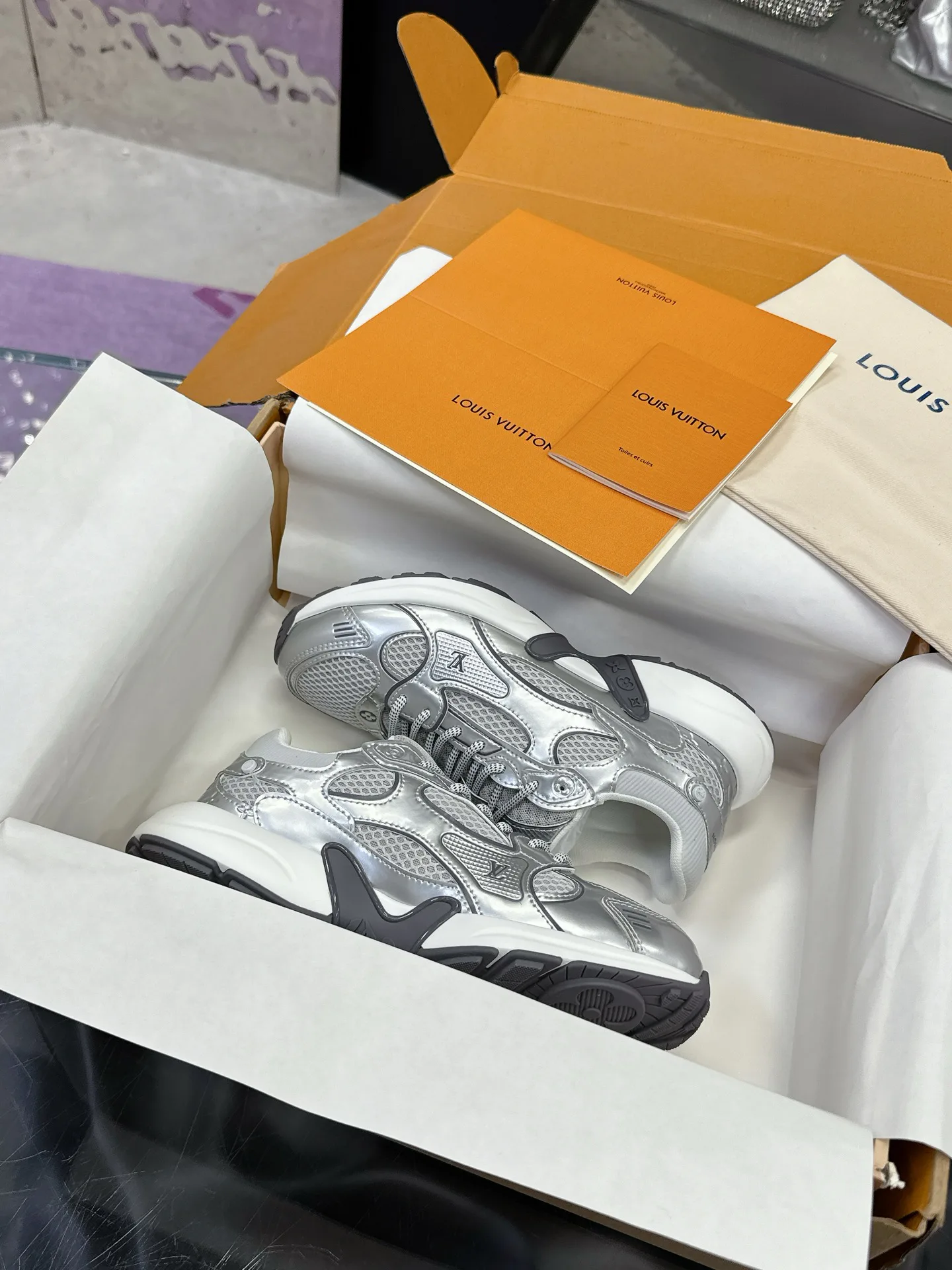 Кроссовки Женские Louis Vuitton 17530430