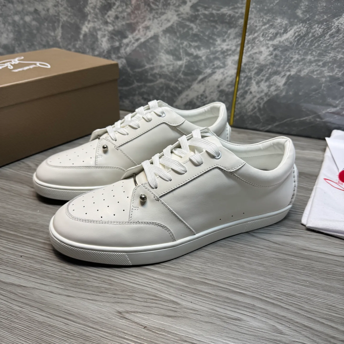 Кроссовки Женские Christian Louboutin 18719687