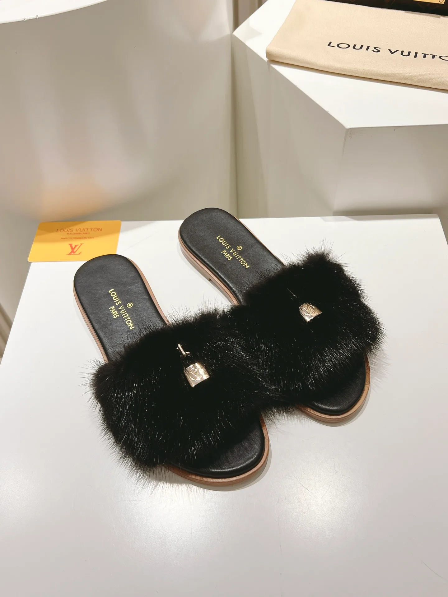 Шлепанцы Женские Louis Vuitton 11190731