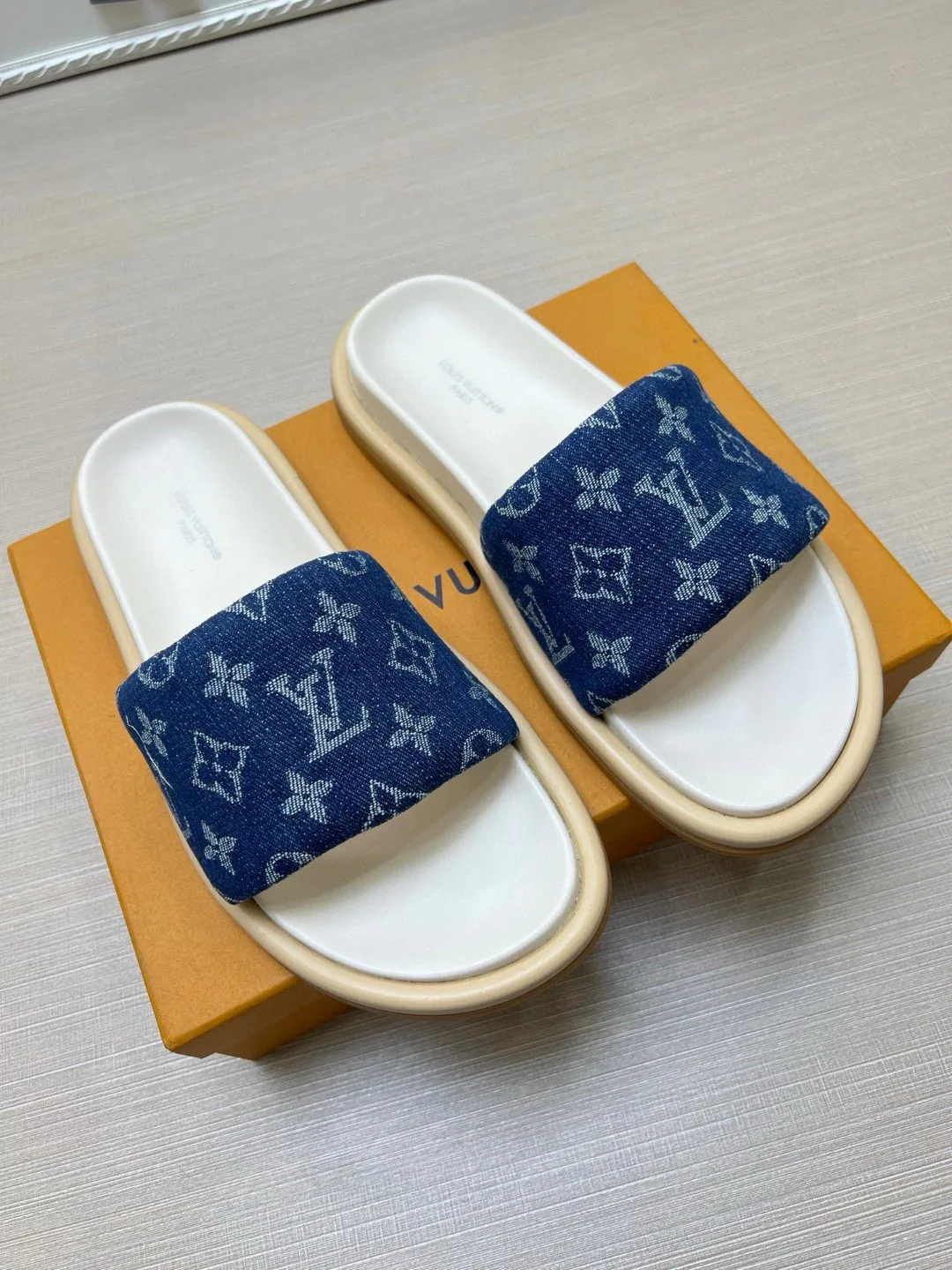 Шлепанцы Женские Louis Vuitton 9801506
