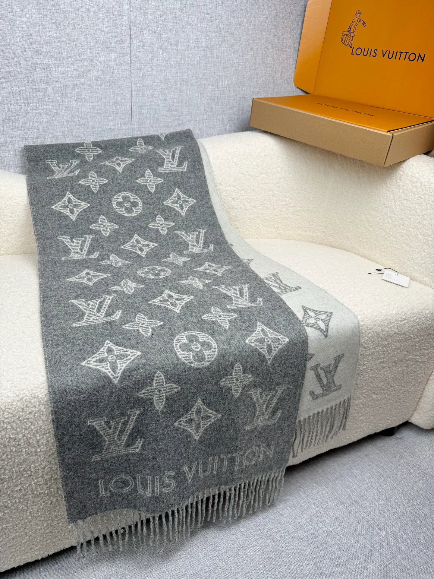Шарфы Louis Vuitton 18574630