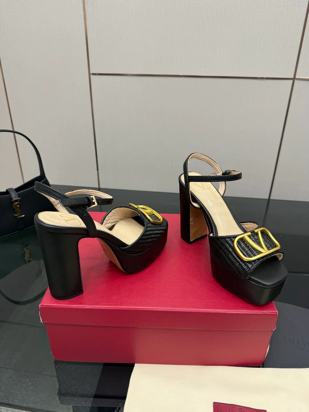 Босоножки Женские Valentino 13241319