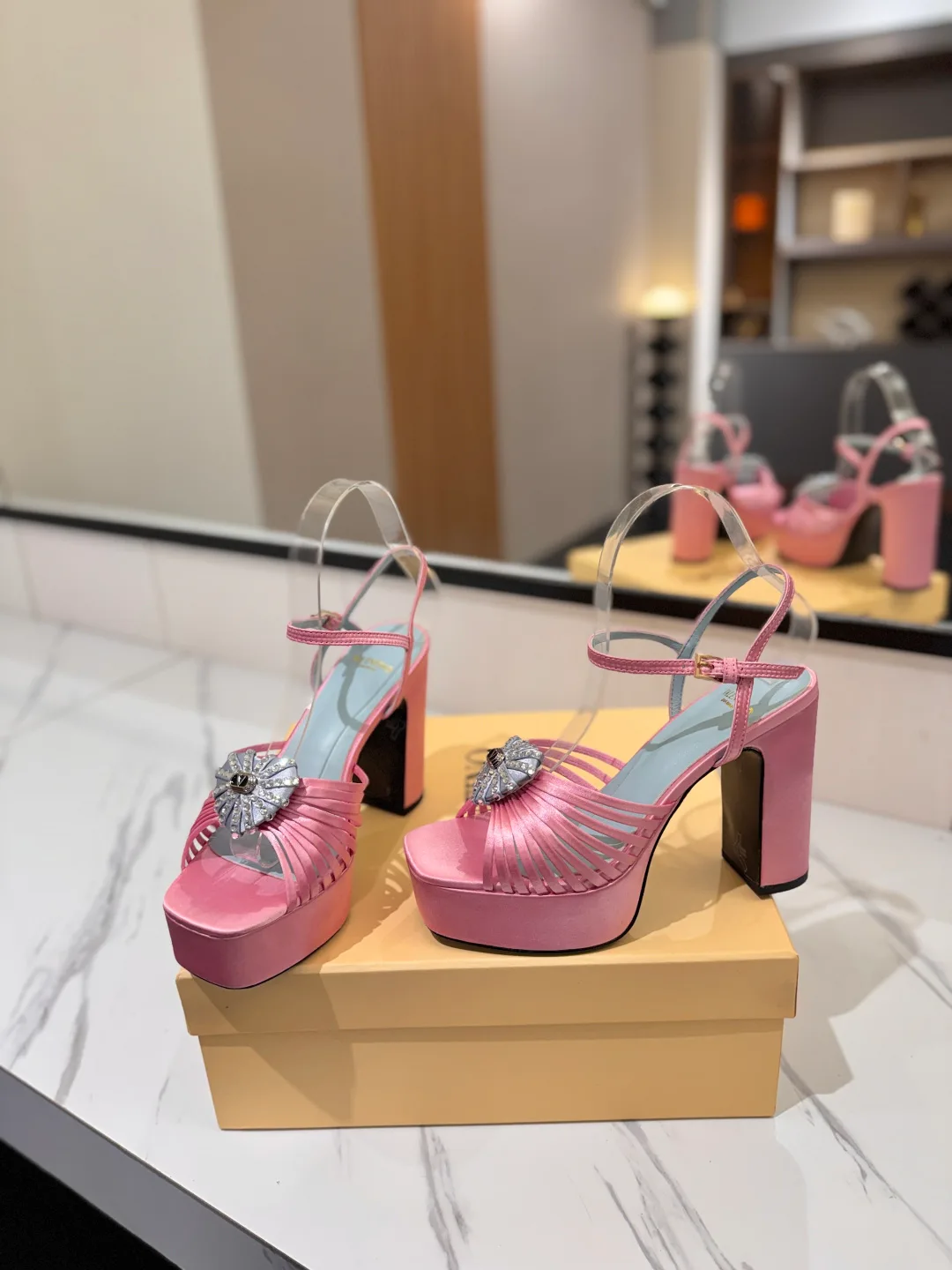 Босоножки Женские Valentino 18134891
