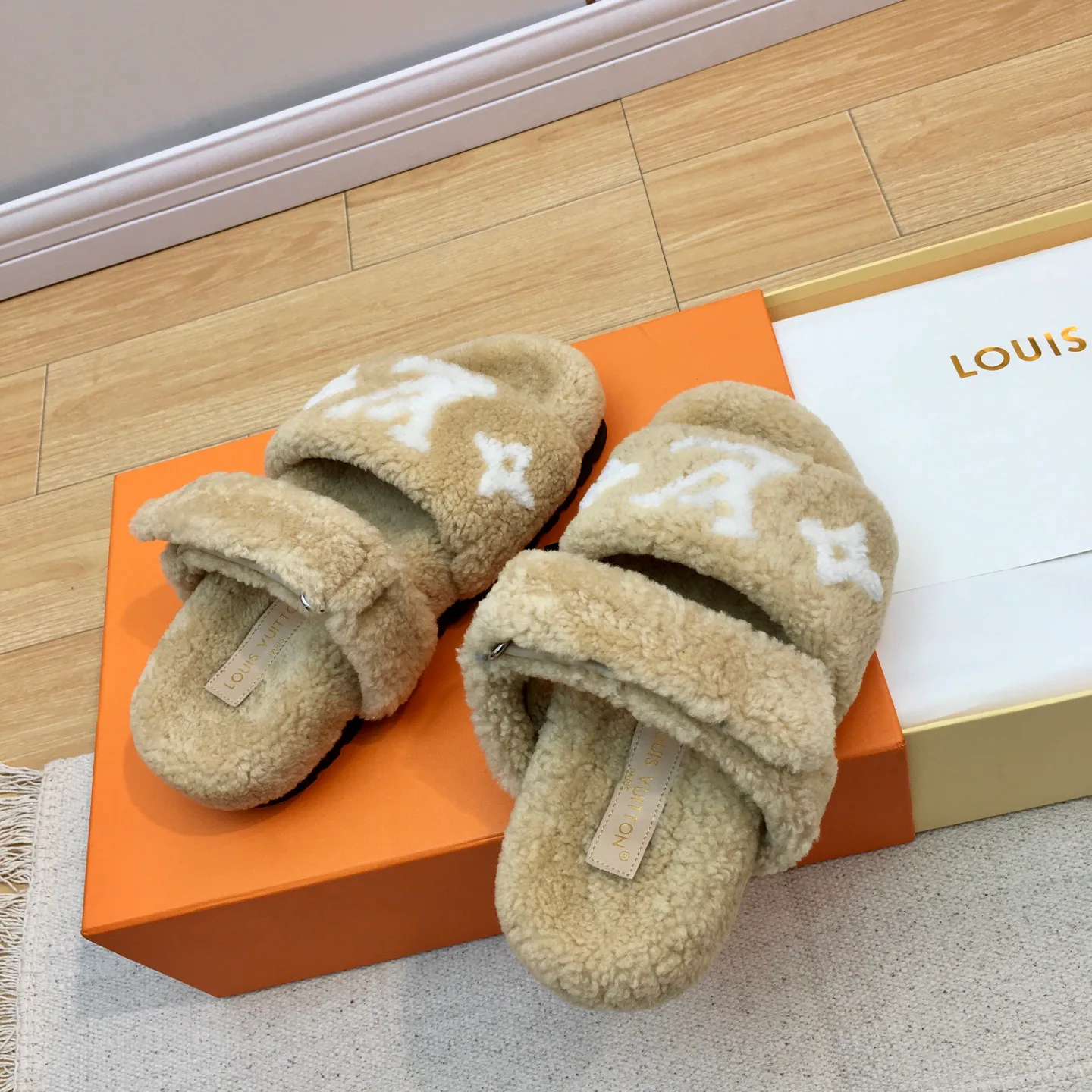 Тапочки Женские Louis Vuitton 19142507