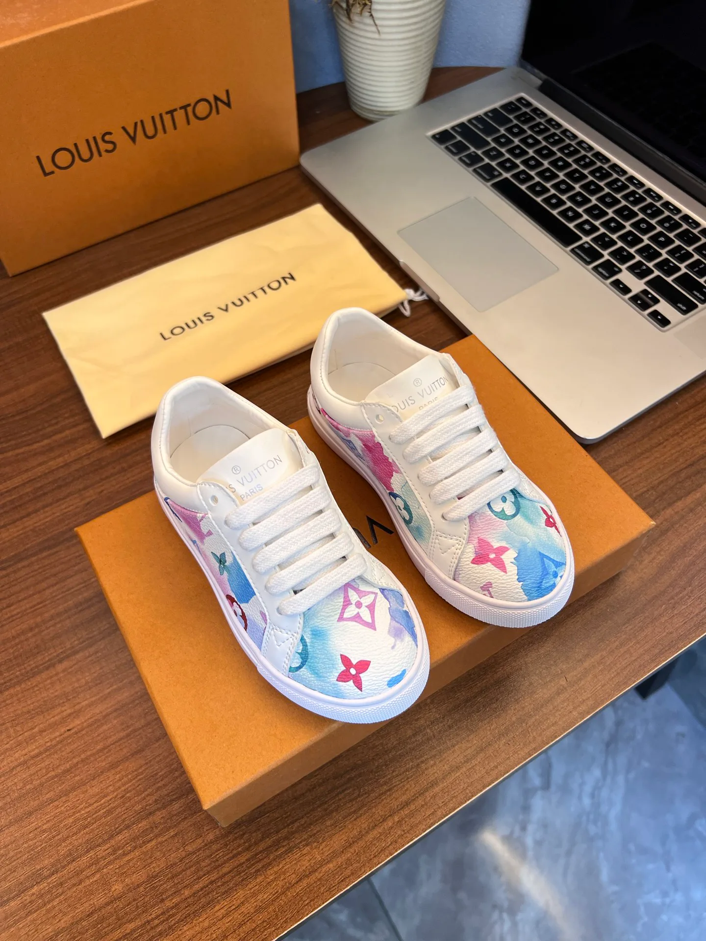 Кроссовки Женские Louis Vuitton 18077544