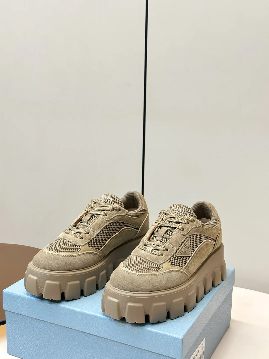 Кроссовки Женские Prada 18133085