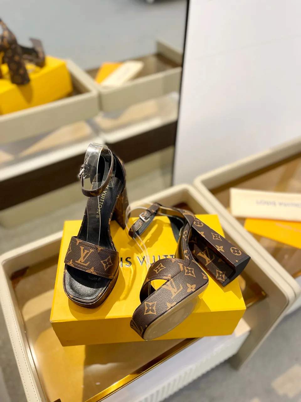Босоножки Женские Louis Vuitton 17946834
