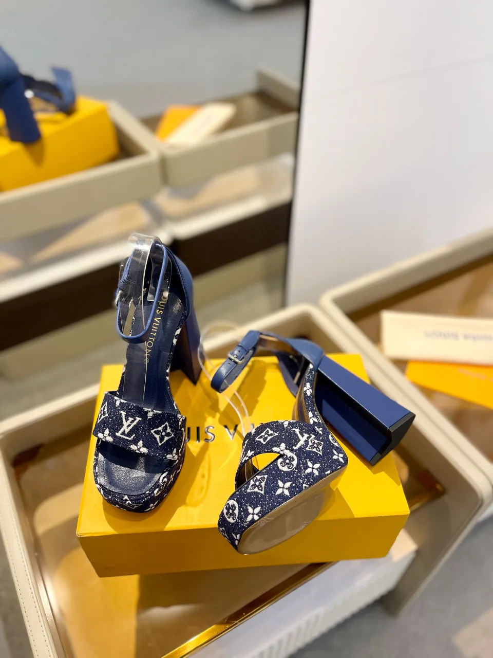 Босоножки Женские Louis Vuitton 17946842