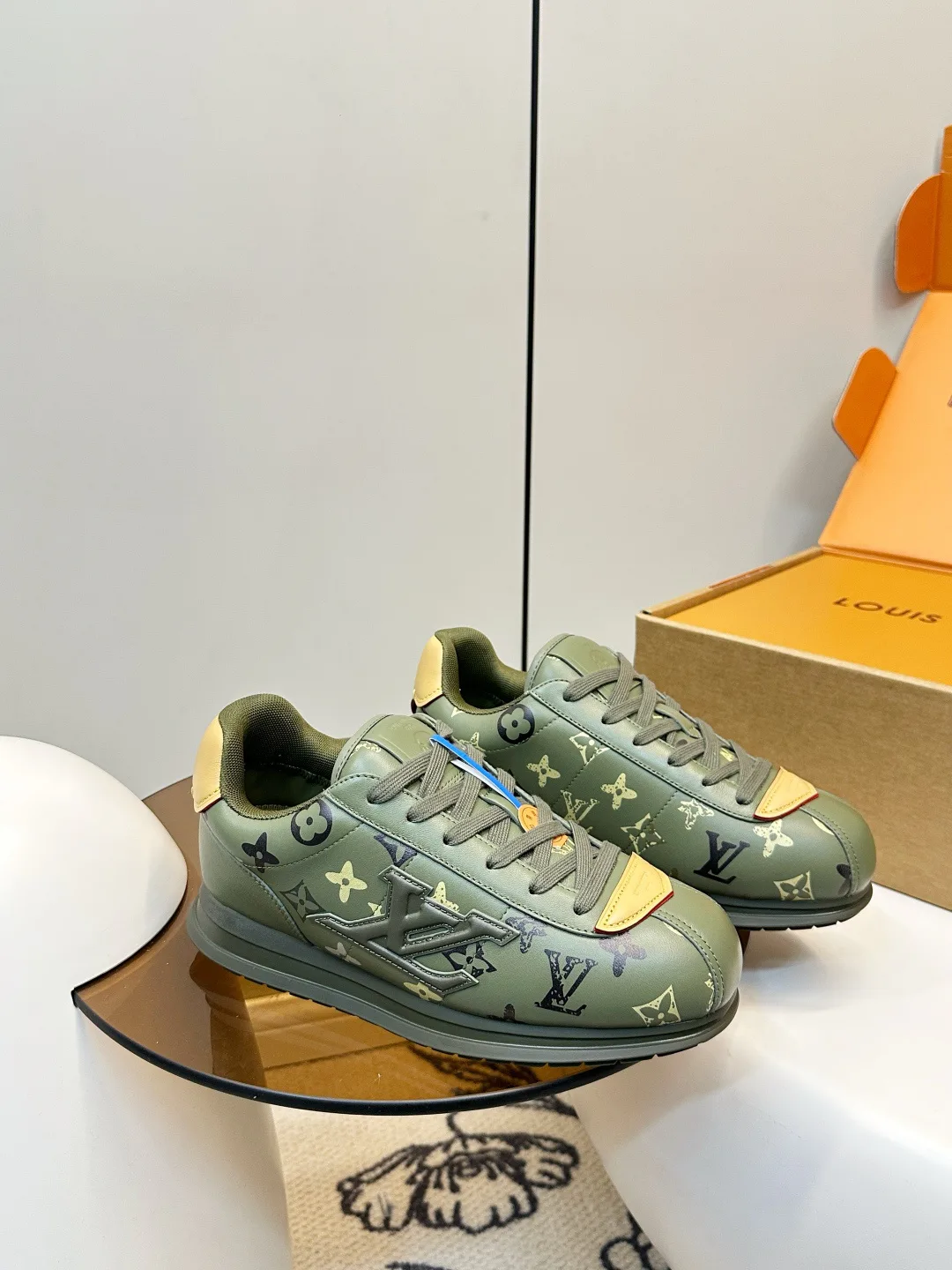 Кроссовки Женские Louis Vuitton 4948532