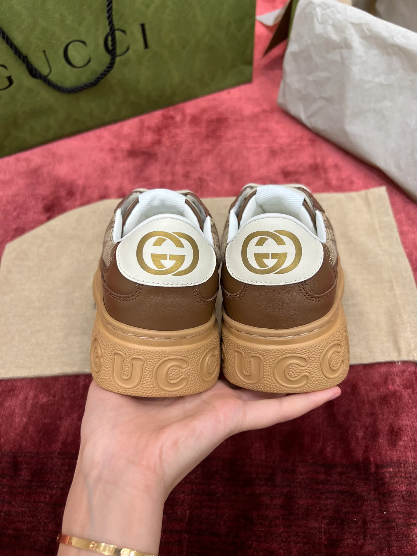 Кроссовки Женские Gucci 18995354
