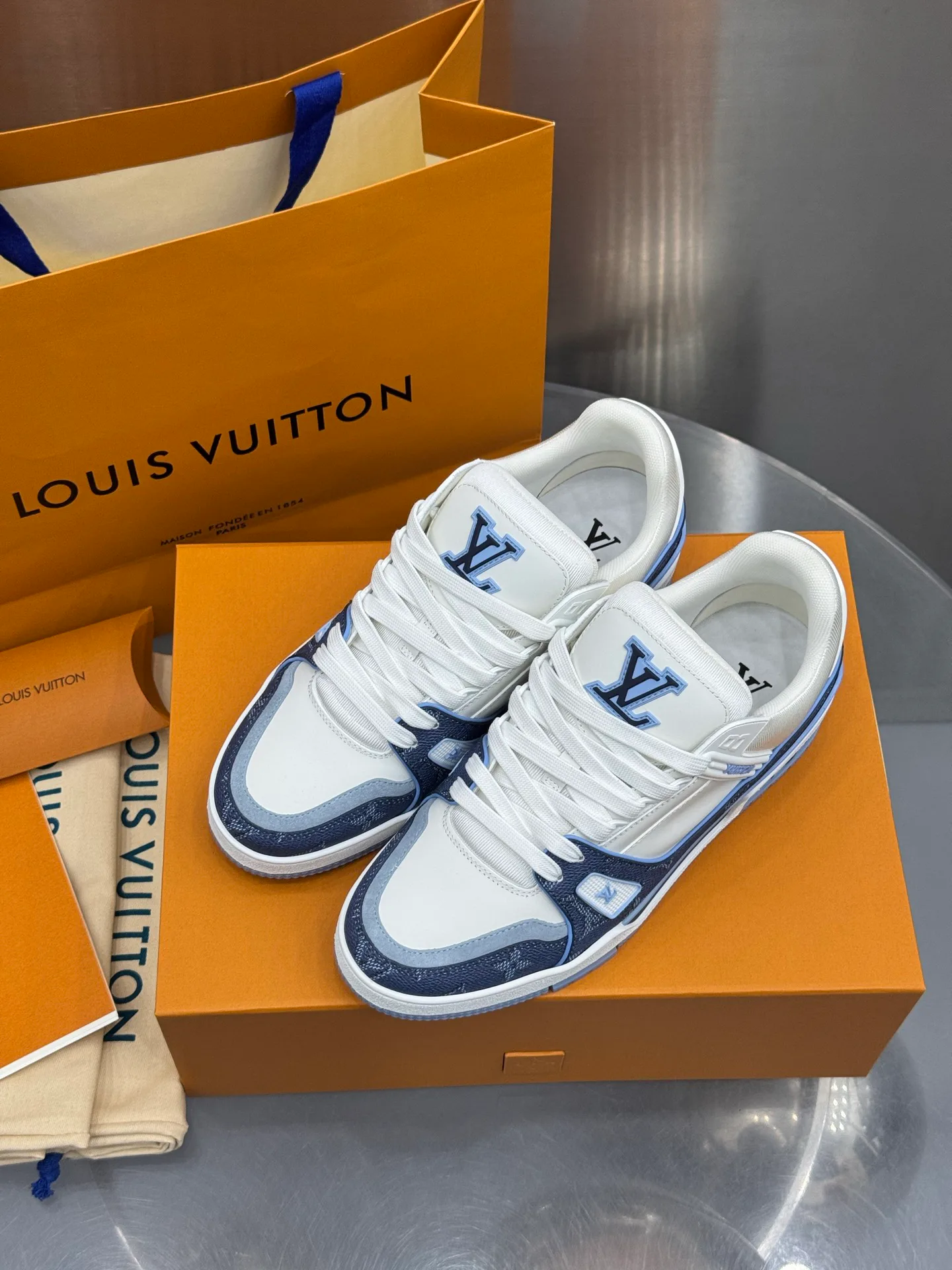 Кроссовки Женские Louis Vuitton 19073332