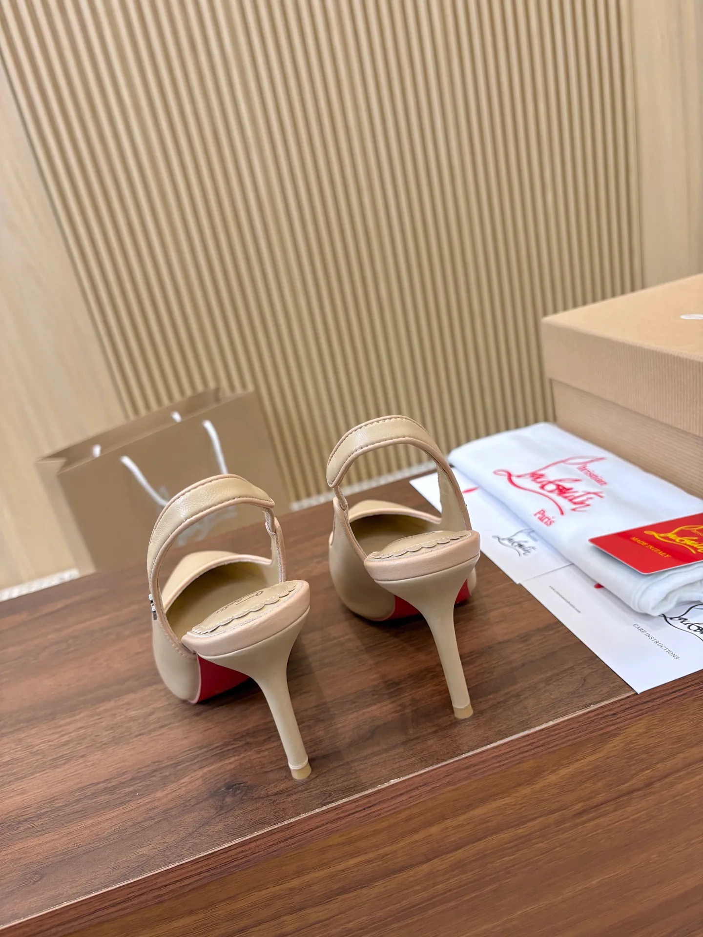 Туфли Женские Christian Louboutin 17956959