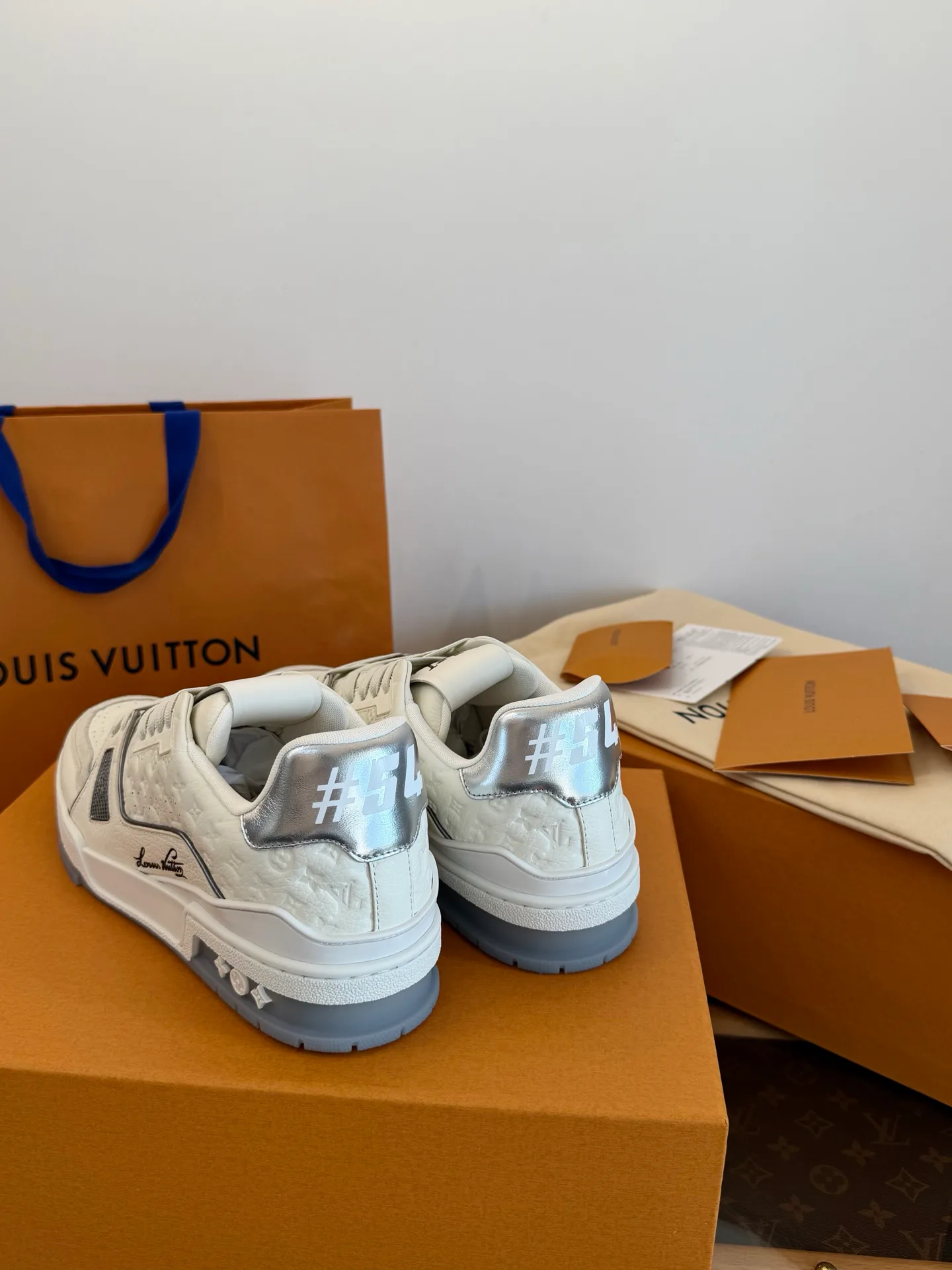 Кроссовки Женские Louis Vuitton 18354046