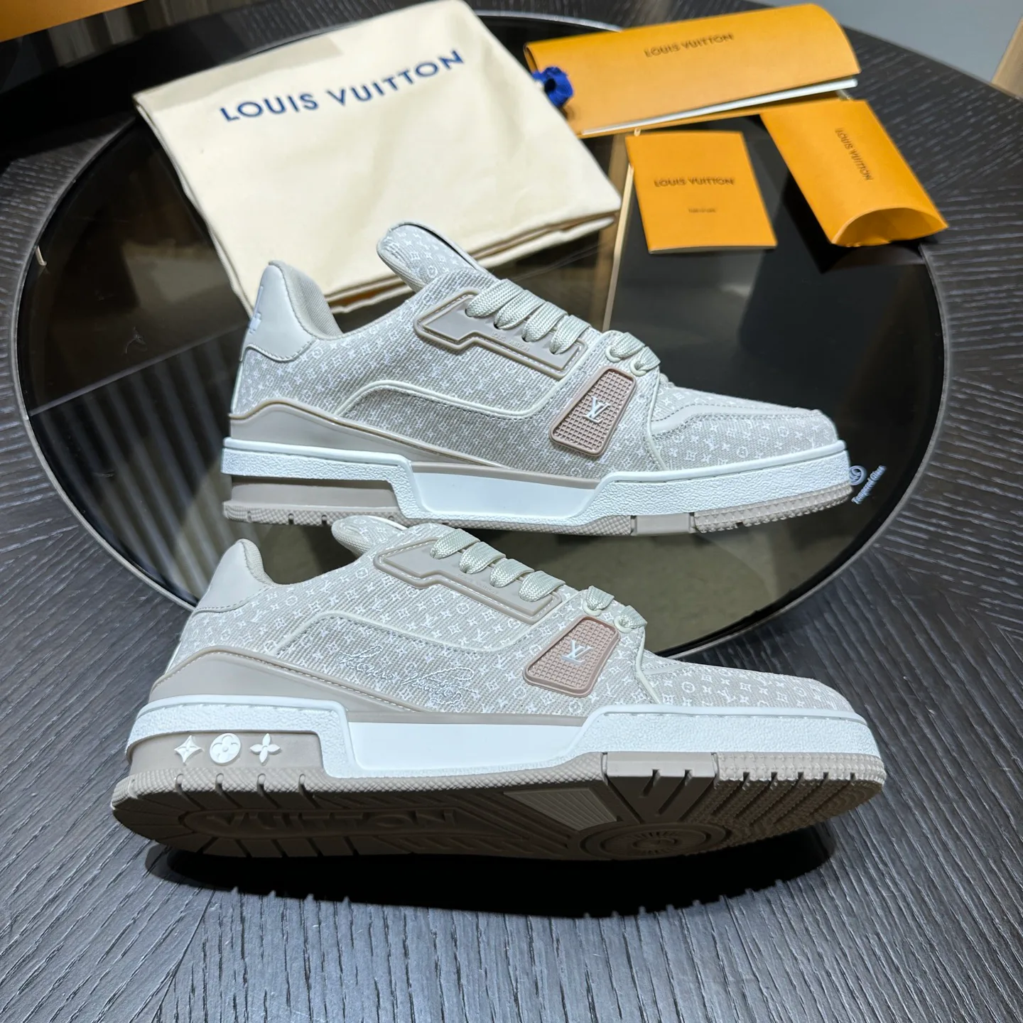 Кроссовки Женские Louis Vuitton 19033250