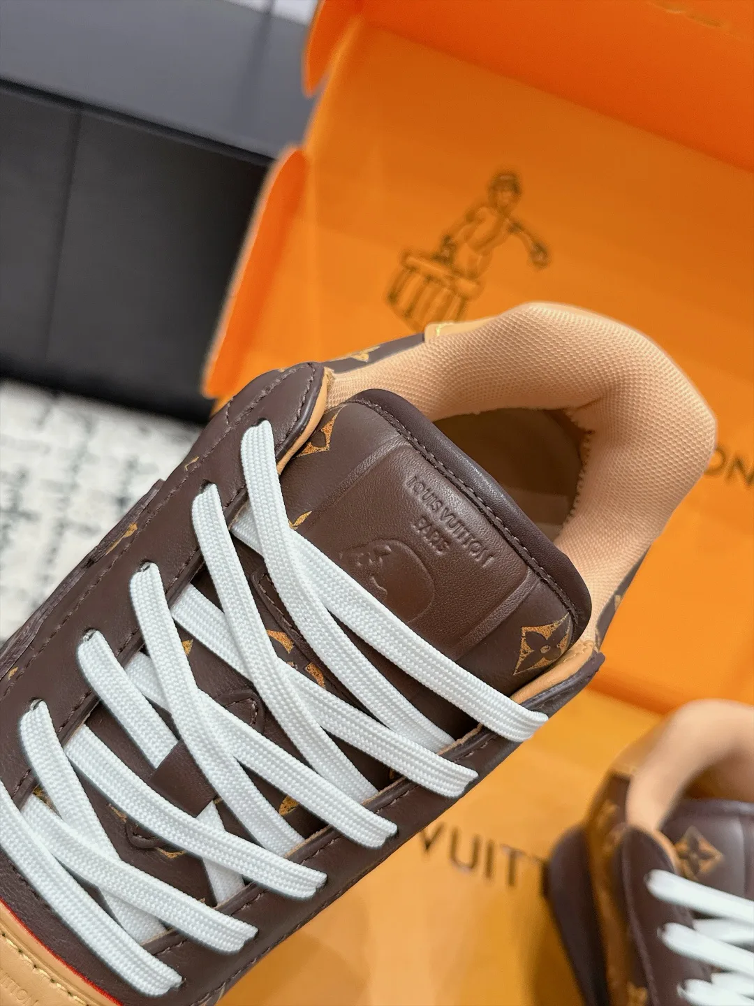 Кроссовки Женские Louis Vuitton 18406470