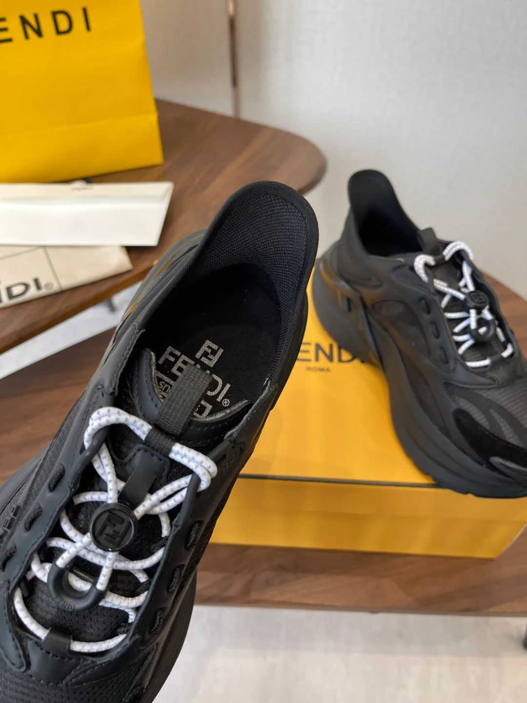 Кроссовки Женские Fendi 11428090
