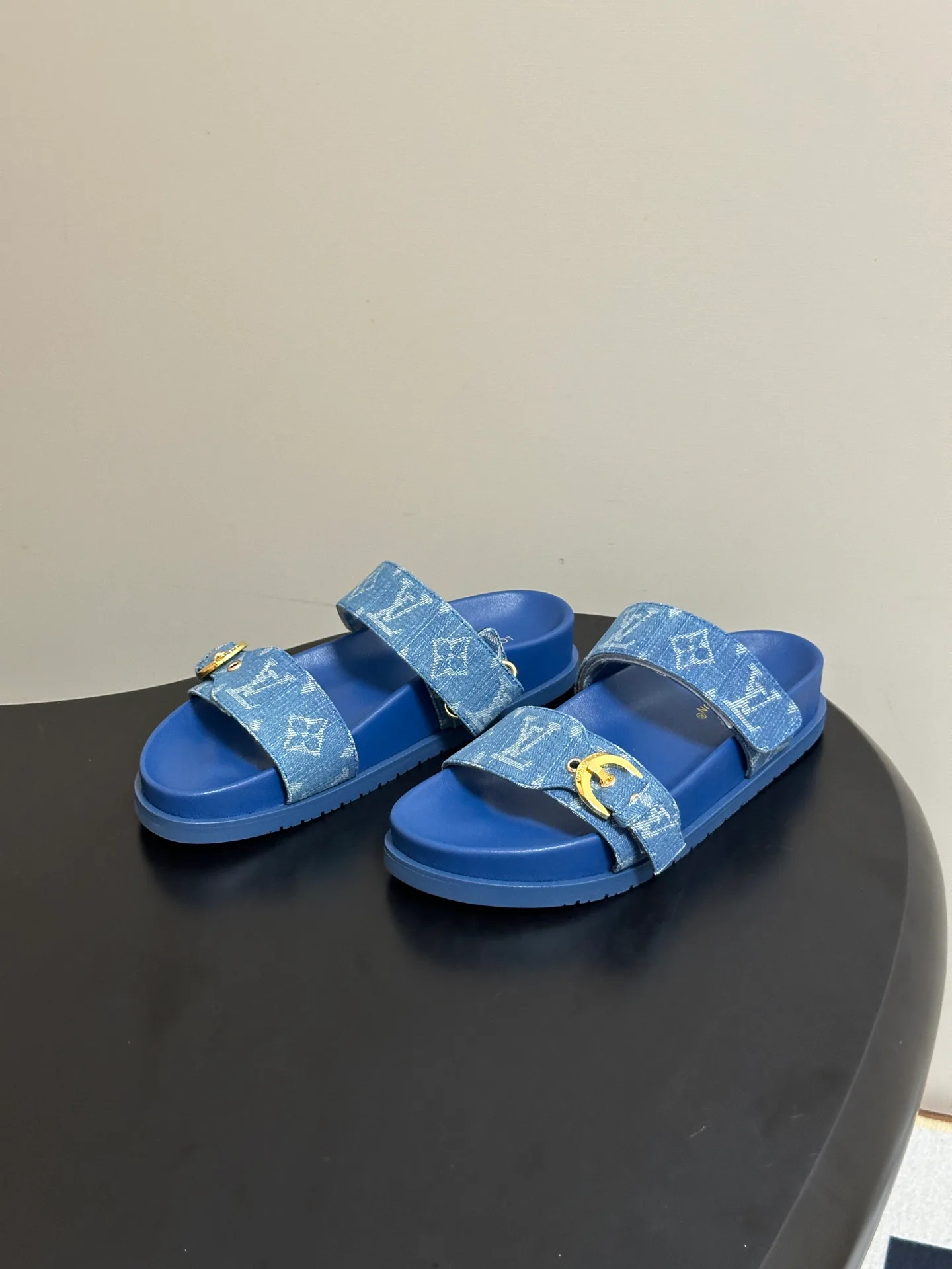 Шлепанцы Женские Louis Vuitton 18049597