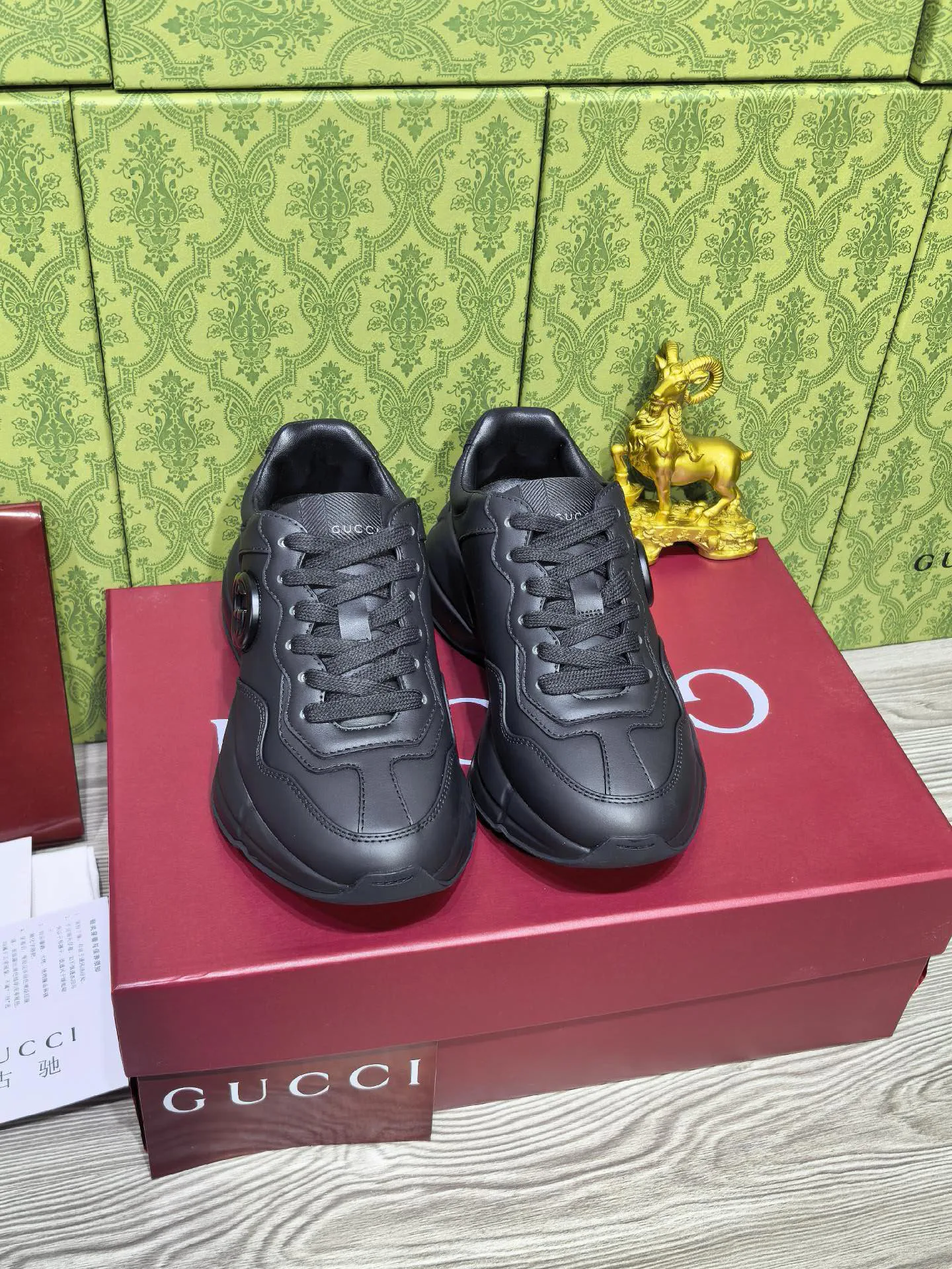 Кроссовки Женские Gucci 18039944