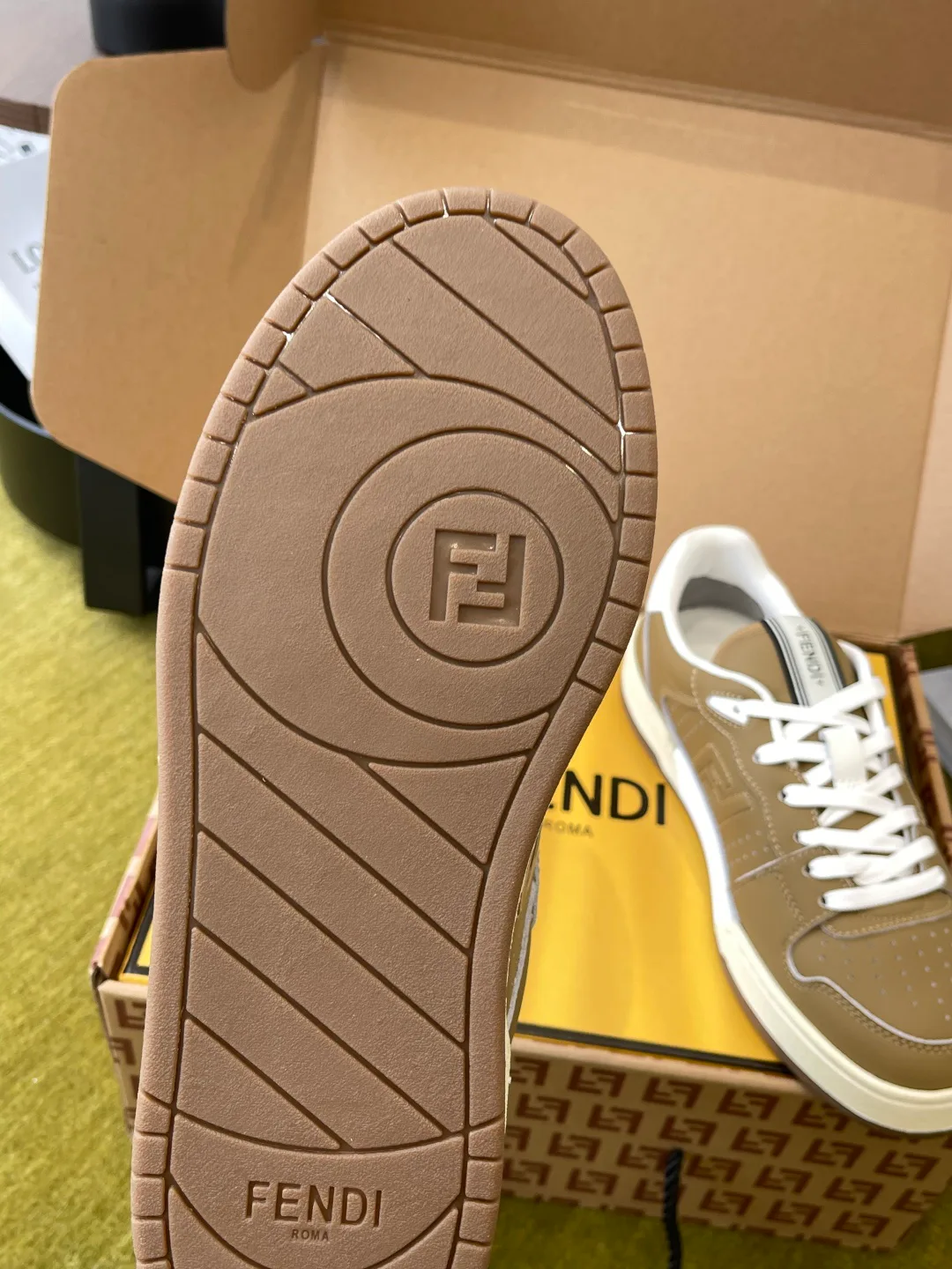 Кроссовки Женские Fendi 18737575