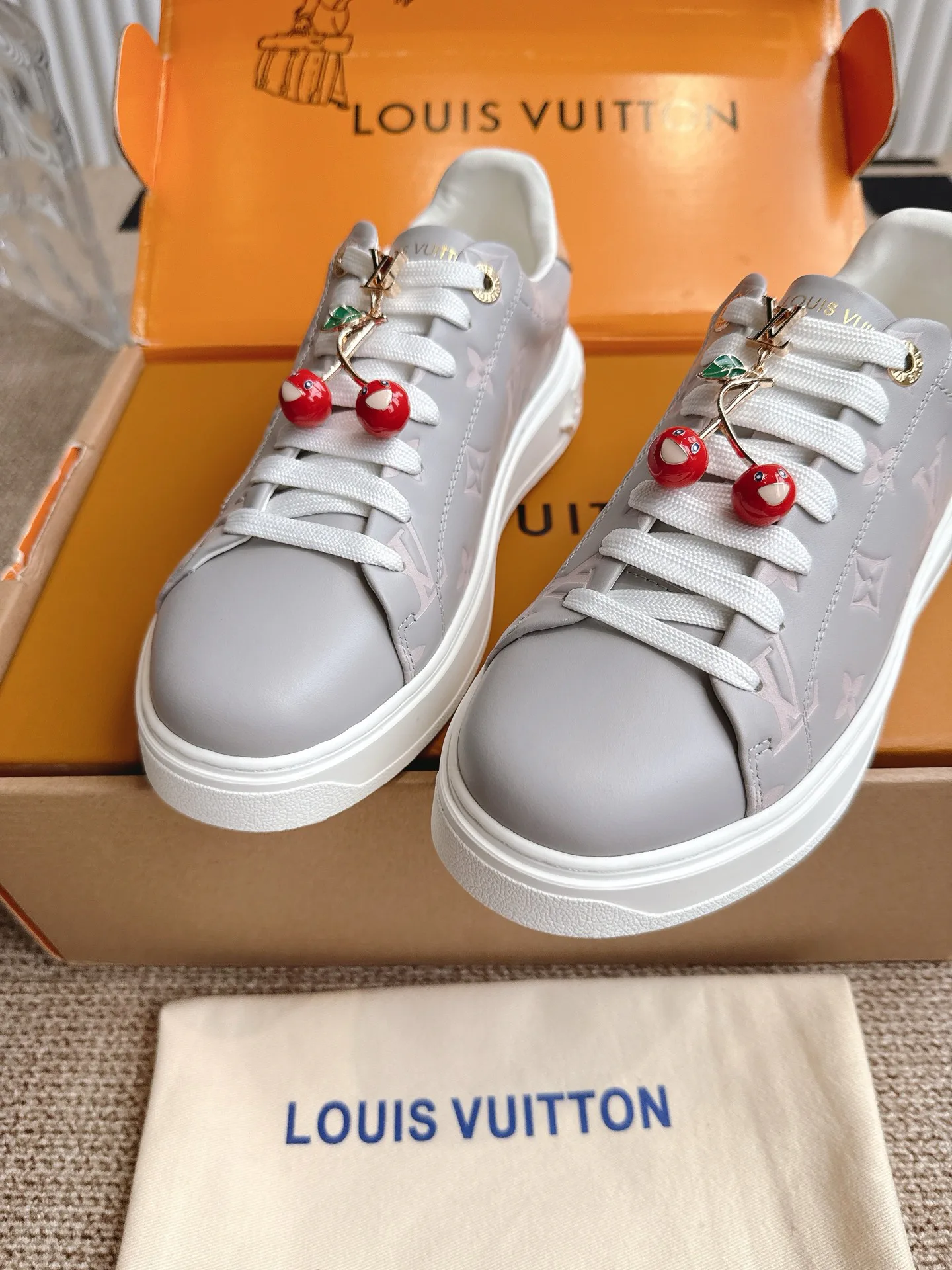 Кроссовки Женские Louis Vuitton 18702944