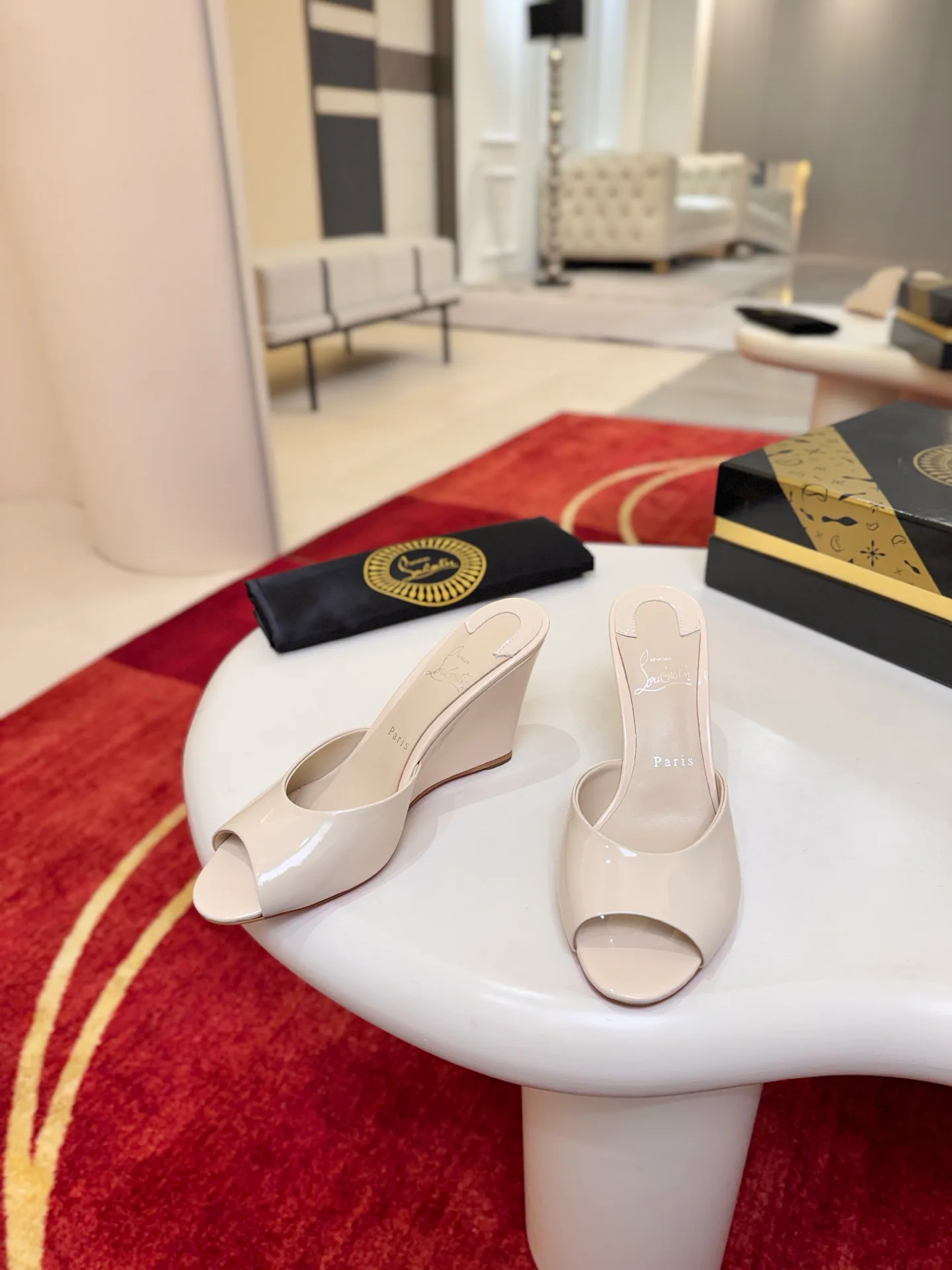 Босоножки Женские Christian Louboutin 18500931
