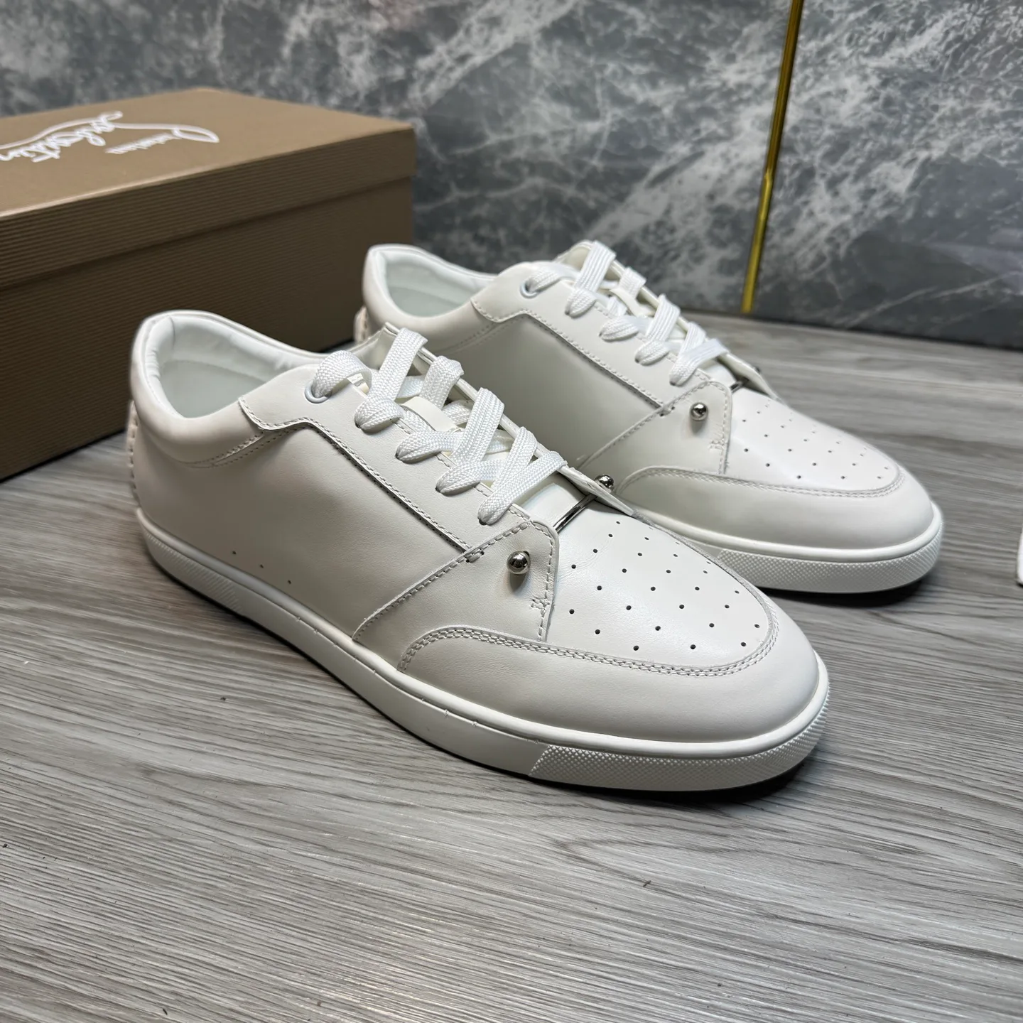 Кроссовки Женские Christian Louboutin 18719687