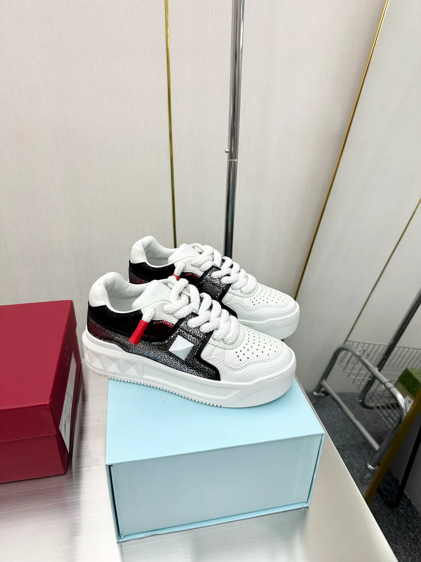 Кроссовки Женские Valentino 17904338
