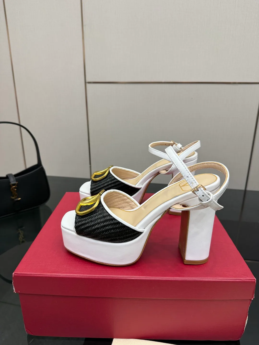 Босоножки Женские Valentino 13241316