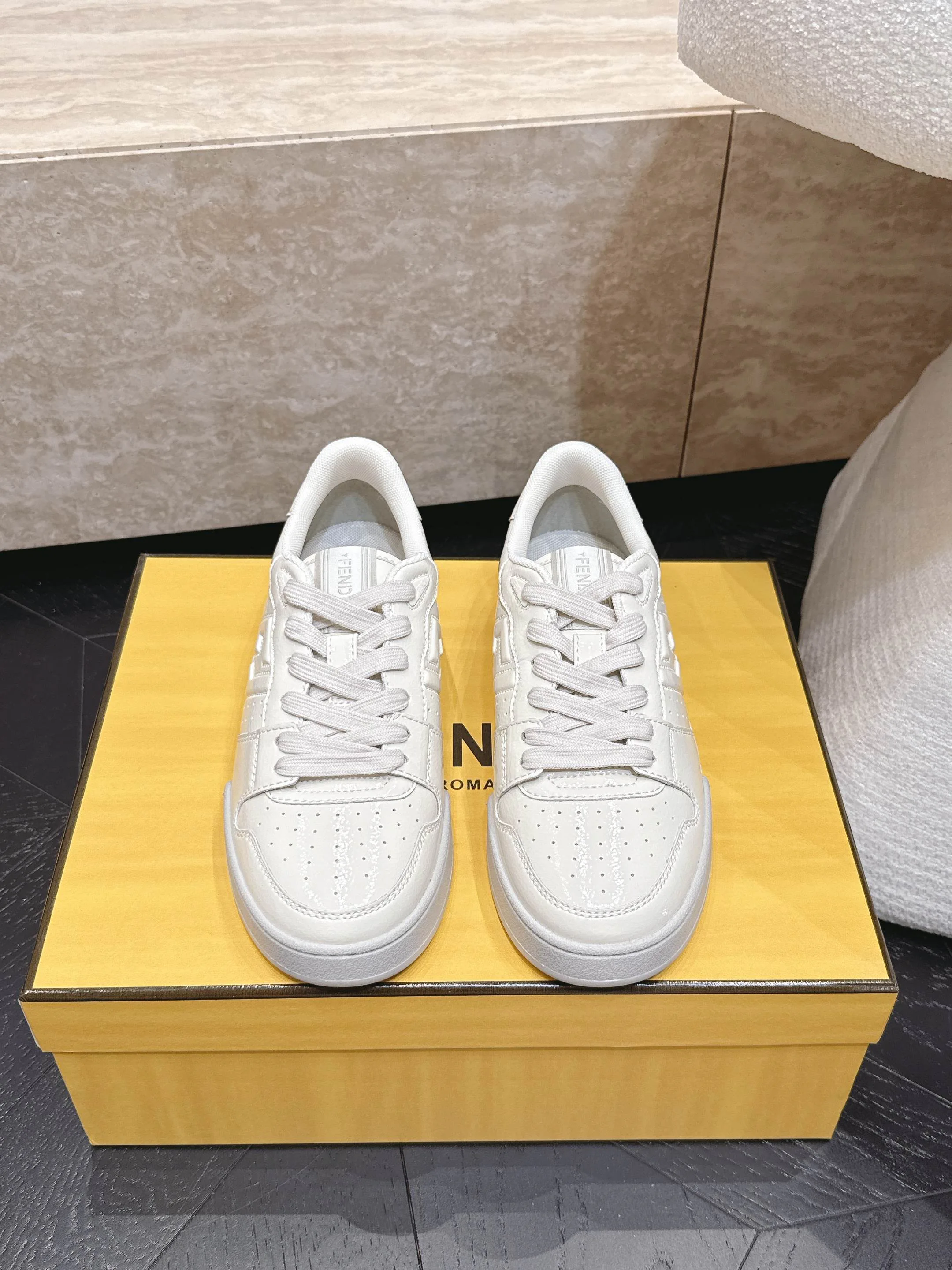 Кроссовки Женские Fendi 17682039