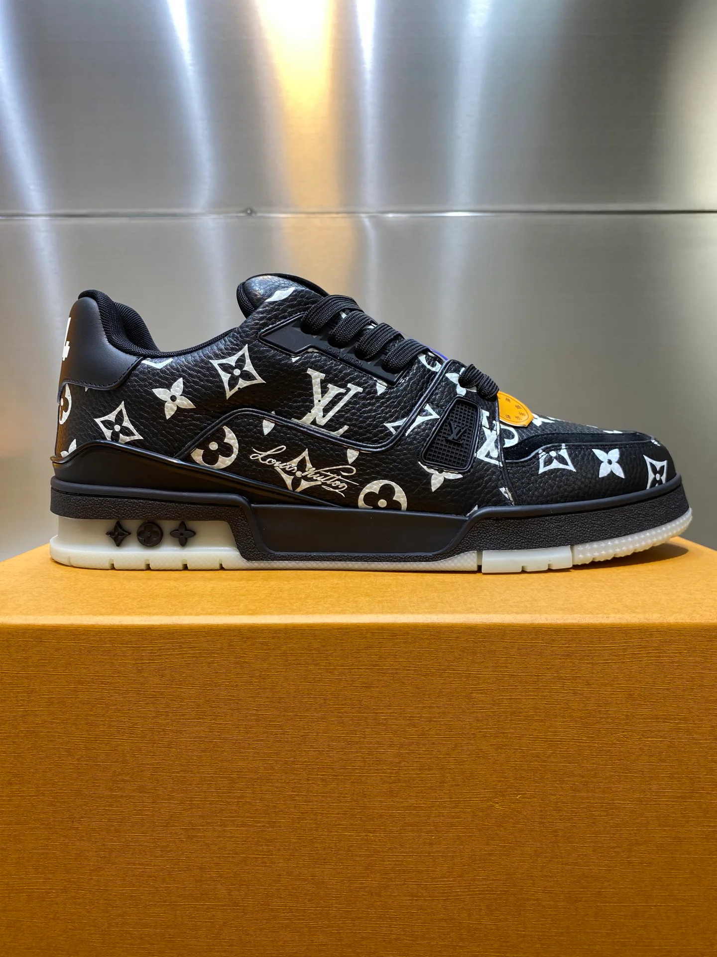 Кроссовки Женские Louis Vuitton 17969035
