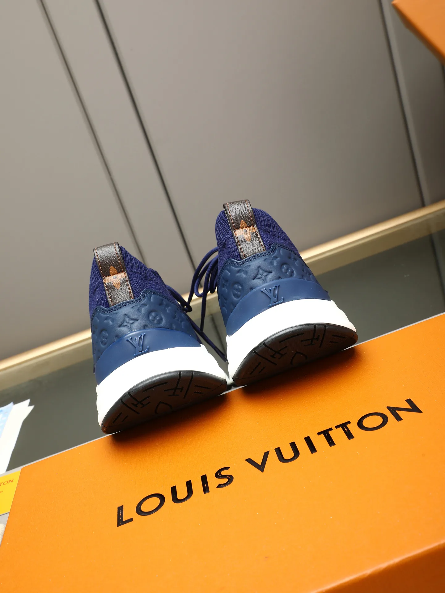Кроссовки Женские Louis Vuitton 17947270