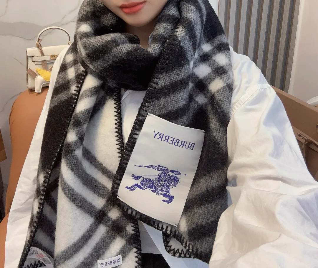 Шарфы Burberry 18401215