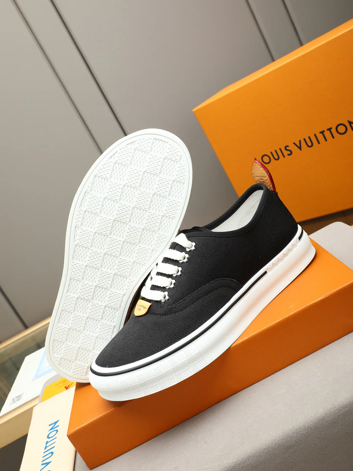 Кроссовки Женские Louis Vuitton 17947254