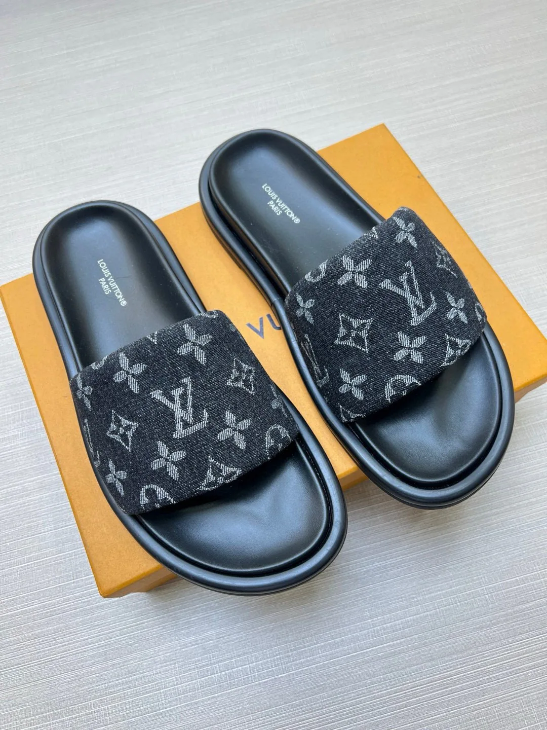 Шлепанцы Женские Louis Vuitton 9801505