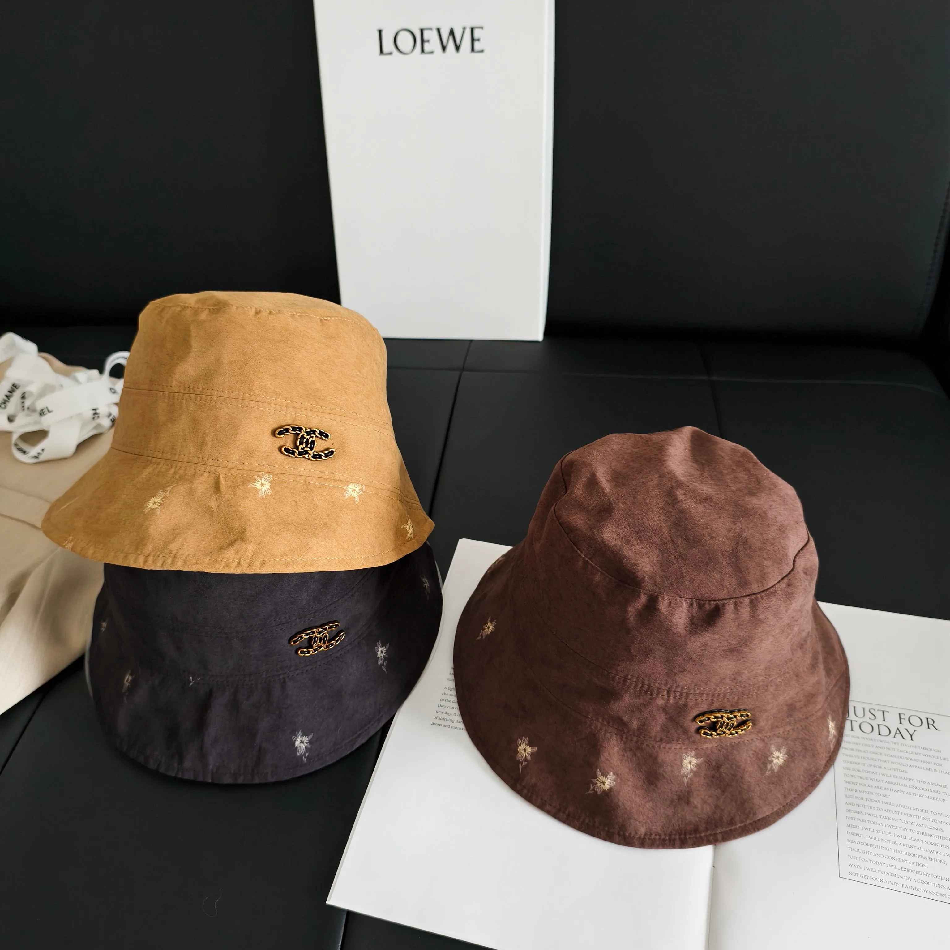 Головные Уборы Chanel 17498273