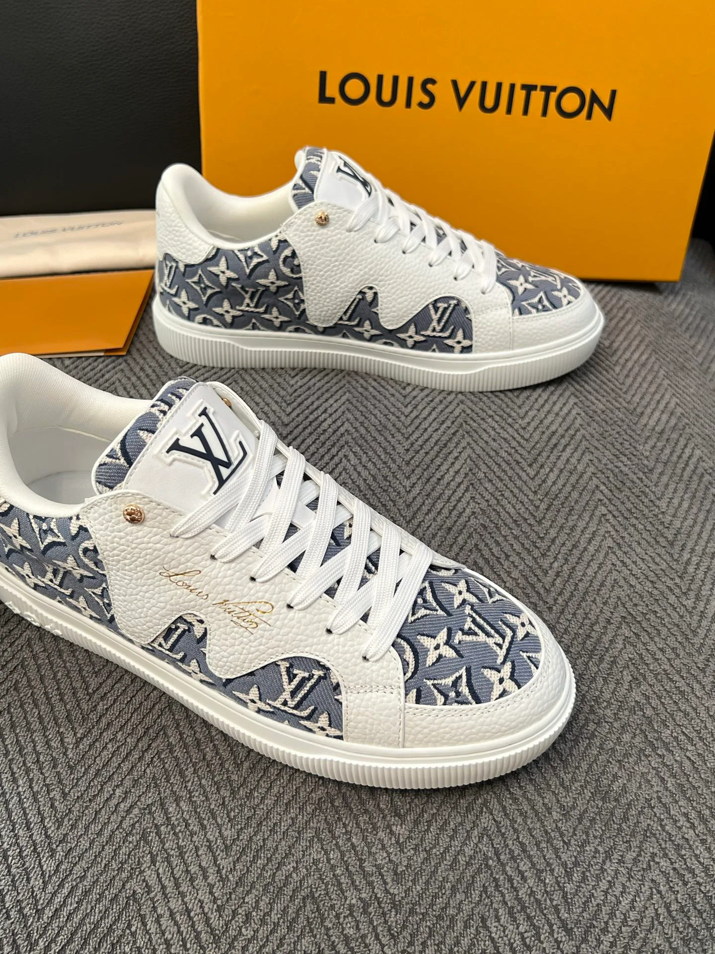 Кроссовки Женские Louis Vuitton 18592288