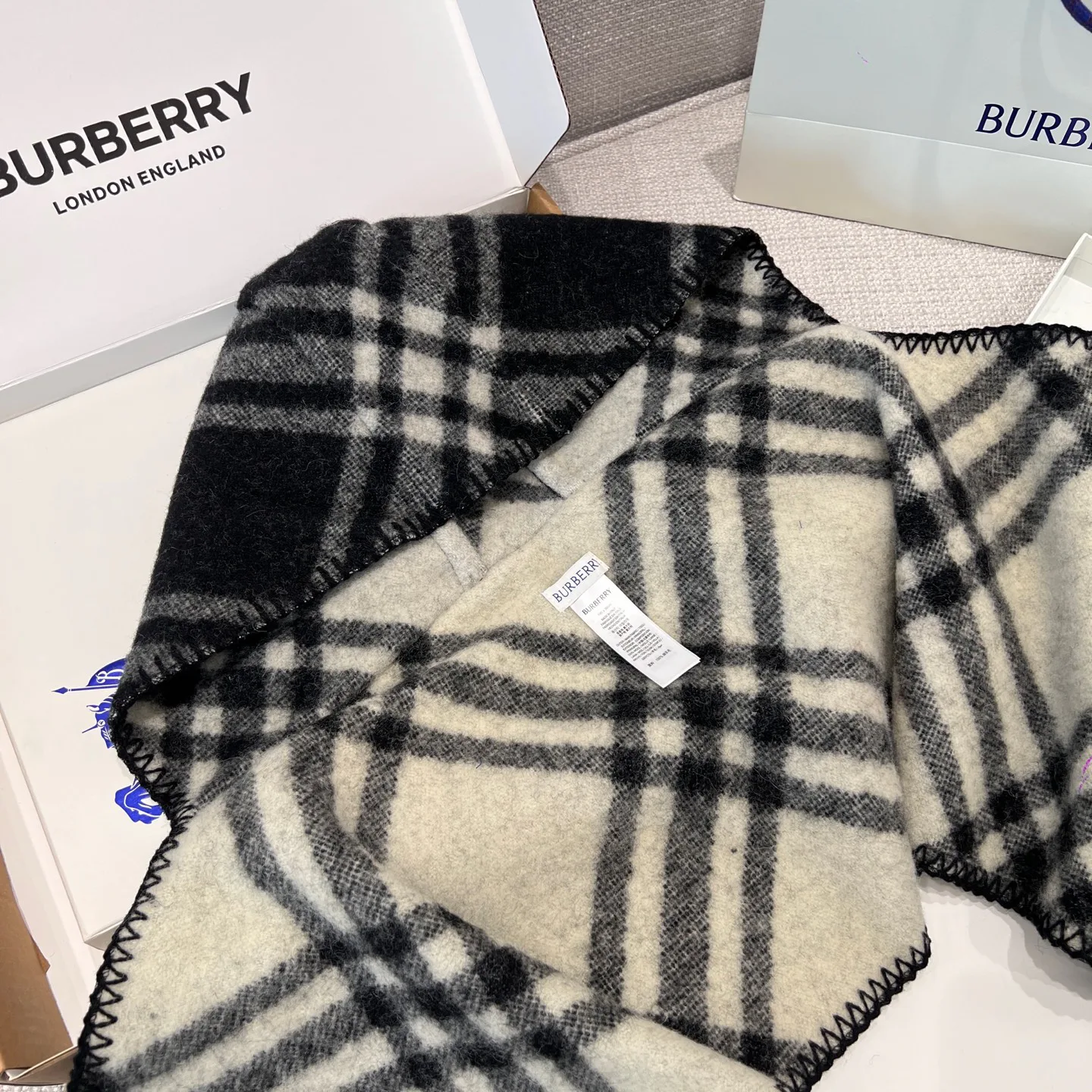 Шарфы Burberry 17945333