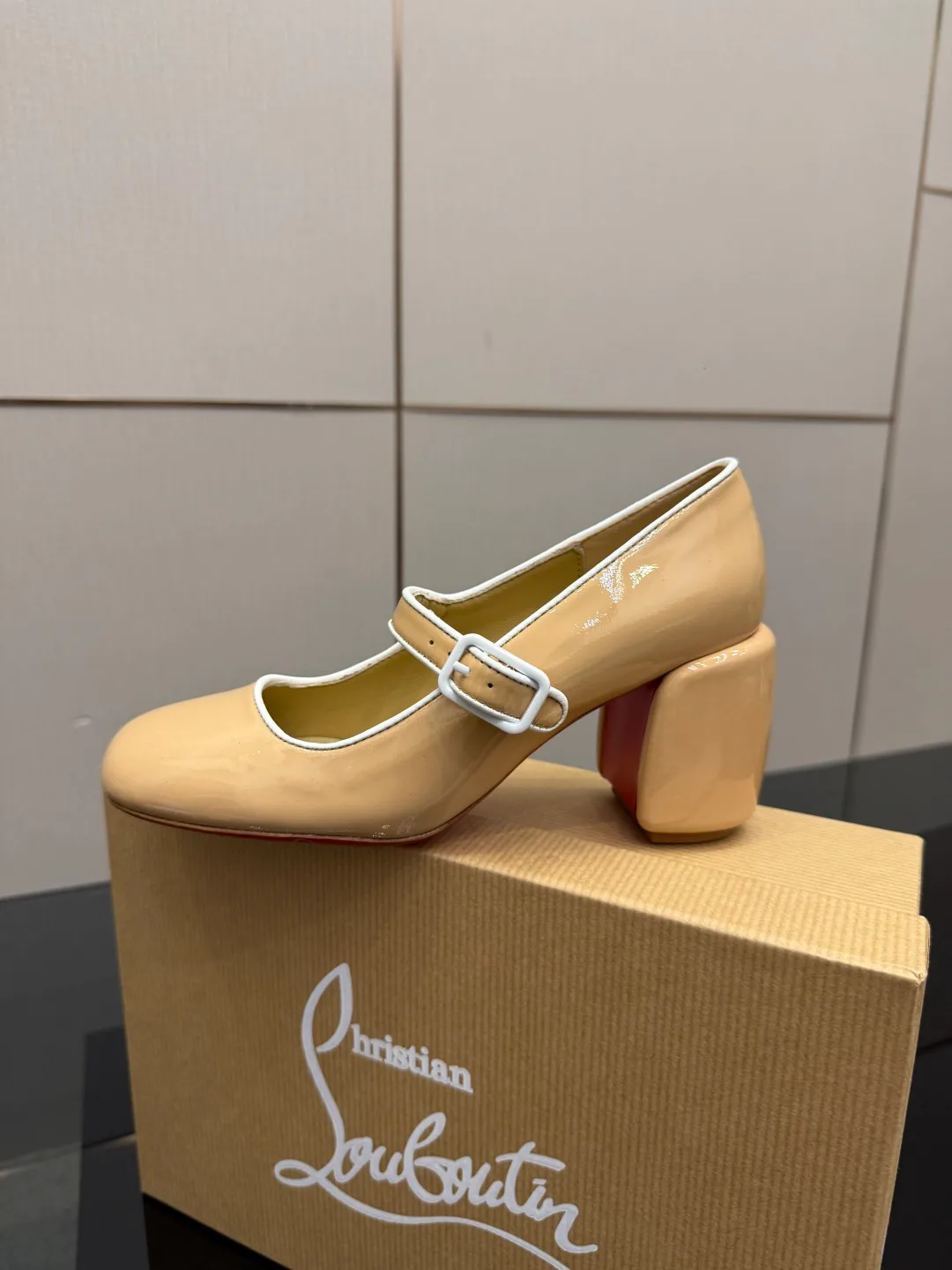 Туфли Женские Christian Louboutin 555384